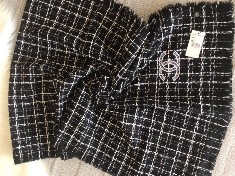 ราคานี้หาซื้อที่ไหนไม่ได้แล้ว พลาดแล้วจะเสียใจพูดเลยยคร้าา!! ของถูกและดีมีที่ร้านนี้จริงๆค่ะ Brand: CHANEL New ARRIVAL ผ้าคลุมไหล่ ผ้าพันคอ CHANEL คอเลคชั่นใหม่ปี 2018 ผ้า wool เนื้อดี เนื้อหนา นุ่ม ทอลาย ปักรูปสัญลักษณ์แบรนด์ ลายคมชัดค่ะ หนาวนี้ห้ามพลาดน