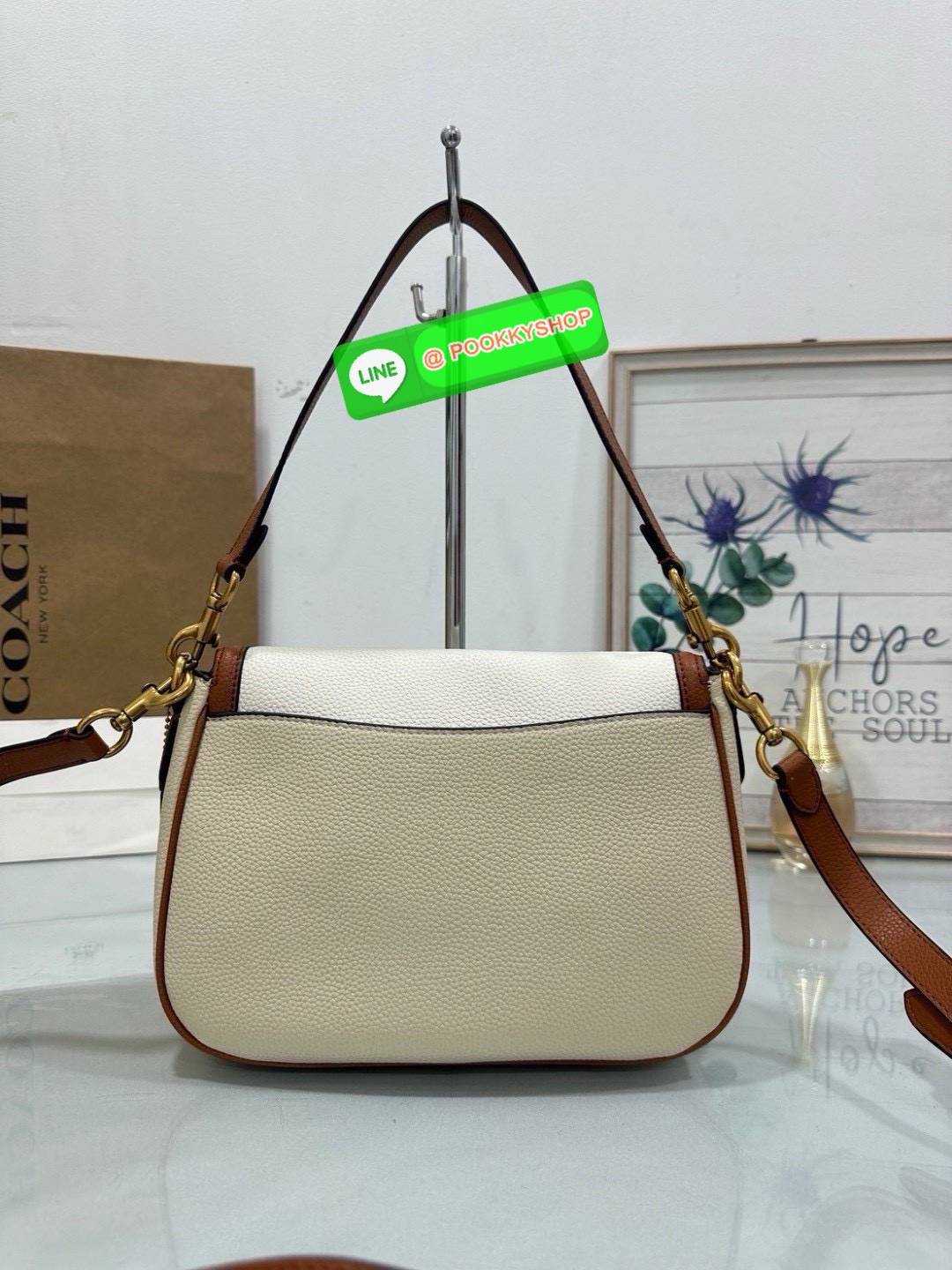 เรียบ หรู แต่ดูแพงแบบไม่ตั้งใจ Coach CU099 – Studio Shoulder Bag รุ่นฮิตสุดมินิมอล ตัว C เล็กหรูบนหนังสีคลาสิค ทรงสวยสะพายได้ทั้งถือไหล่และ crossbody ไม่ว่าจะใส่ลุคไหน… ก็เปลี่ยนเป็นลุคคุณหนูมีคลาสได้ในพริบตา