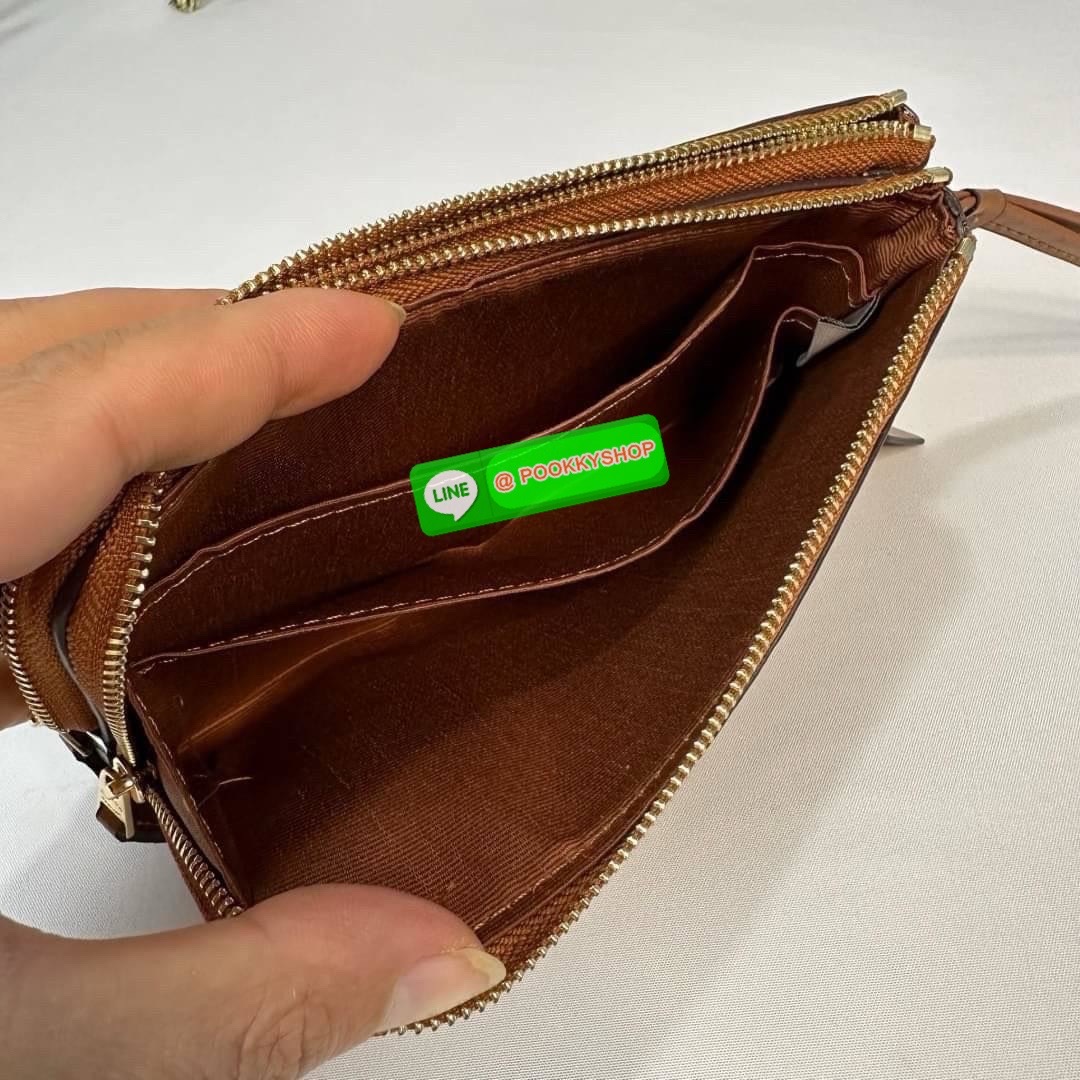 กระเป๋าคล้องมือ COACH 87591 DOUBLE CORNER ZIP WRISTLET IN SIGNATURE CANVAS (COACH 87591 ） กระเป๋าคล้องมือ2เซิปใหญ่ ลายCหนังและ ด้านในเป็นผ้า แบ่งเป็นช่องเล็กๆใส่เหรียญใส่แบงค์ใส่บัตร แล้วแต่จะใส่มีหลายช่อง ใส่โทรศัพท์ได้ทุกรุ่นพร้อมสายคล้องมือ