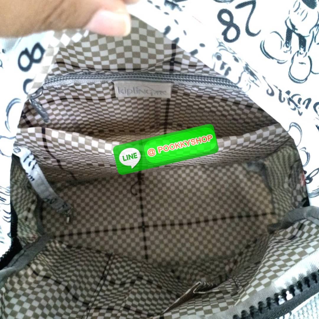 KIPLING 3 WAYS MINI BACKPACK ซับในลายตาราง กระเป๋าสะพาย 3 Ways รุ่นใหม่ วัสดุ Nylon & Polyester 100% หูหิ้วหนังปั๊มชื่อแบรนด์ สายสะพายยาวเลื่อนปรับได้ free size และ สามารถถอดได้ สามารถถือหรือสะพายได้ จะสะพายไหล่ สะพายเฉียง Crossbody หรือจะคล้องสายเป็นเป้ส