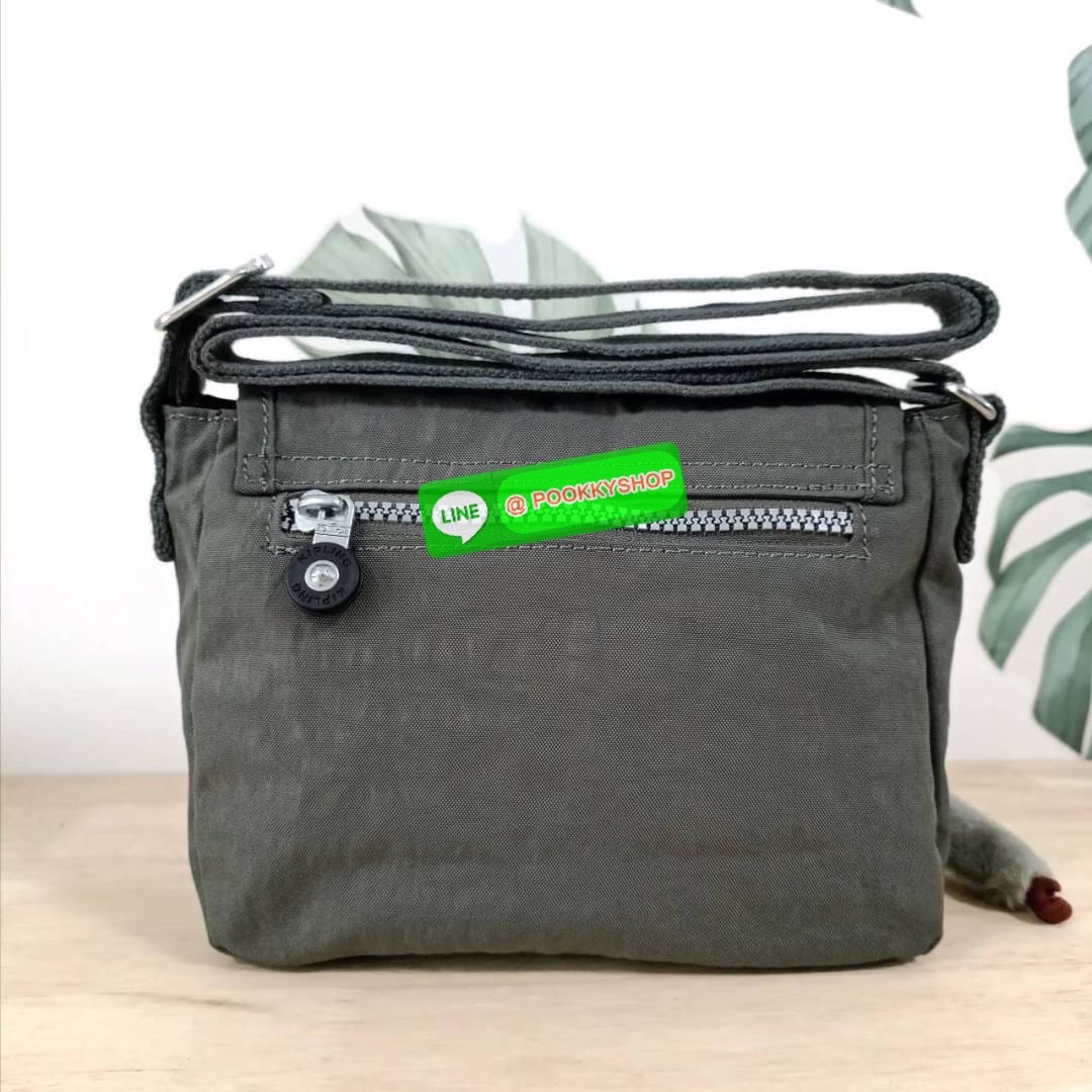 KIPLING SABIAN CROSSBODY MINI BAG กระเป๋าสะพายข้าง วัสดุ Nylon & Polyester 100% ขนาดเล็กกำลังน่ารัก เปิด-ปิดด้วยฝาปิดกระดุมแม่เหล็กและซิปแบรนด์ ด้านในทีแท็กแบรนด์