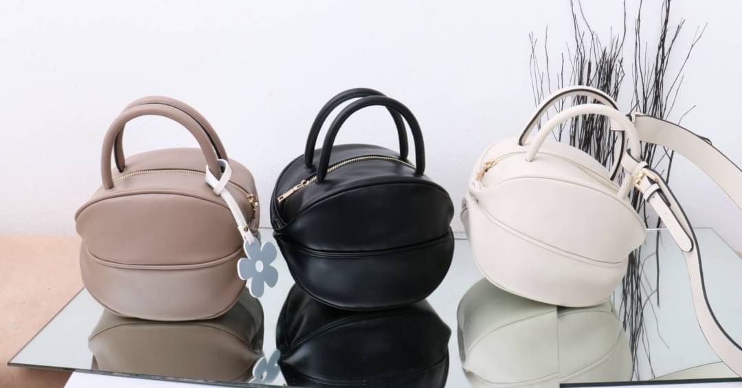 กระเป๋าลูกมะเฟืองยอดฮิต ดาราเซเลปใช้กันเยอะมาก งานตั้งใจผลิตกว่าจะได้มา แก้งานข้ามปี หลายรอบเพื่อความเป๊ะ งานสวยหนังสวย แถมฟรี!! ที่ห้อยลายดอกไม้ โอ้ย!!สวยเป๊ะขนาดนี้จะพลาดได้งัย