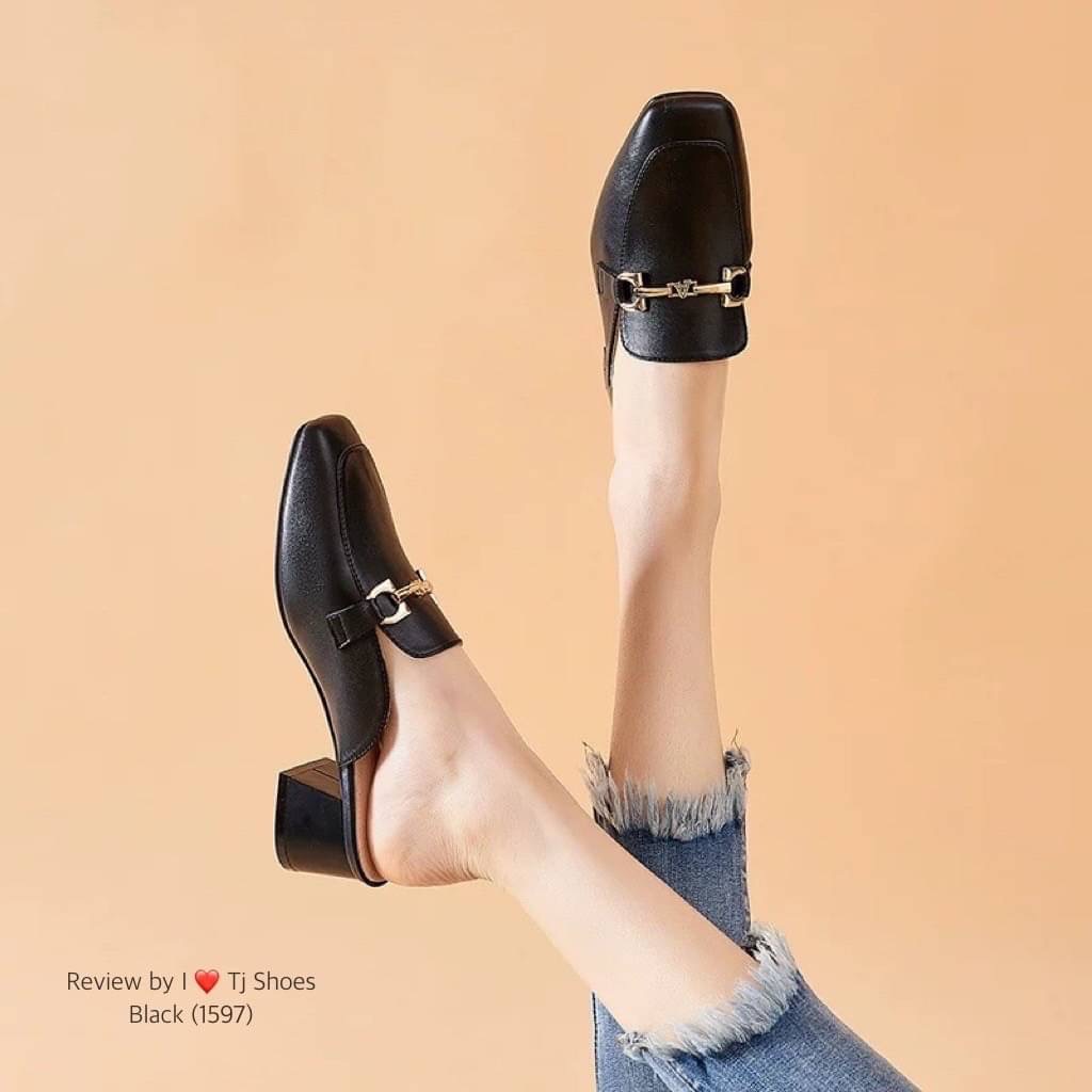 พร้อมส่งรุ่นนี้เก๋มาก ขายดีมากบอกเลยจ้า รองเท้านำเข้า หนังนิ่มมากๆ สวมใส่ง่ายใส่สบาย จับแมทกับชุดง่าย ใส่แล้วดูดีดูเกร๋มากๆ แถมใส่ได้ตลอด ไม่มีเอ้าท์ ของจริงงานดี สวยตรงปกแน่นอน เพราะทางร้านถ่ายรูปจากสินค้าจริง สวยเป๊ะมาก ควรมีไว้เป็นคู่โปรด เป็นรุ่นที่ทา