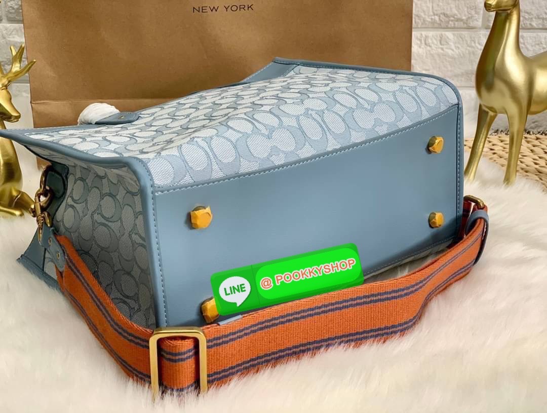 COACH TOTE FIELD JACQUARD BAG ((C3282)) กระเป๋าหิ้ว//สะพายข้าง JacquardลายC+หนังแท้ สวยงามลงตัวมากๆค่ะ ปากกระเป๋าเปิดปิดแบบกระดุมแม่เหล็ก ภายในกว้าง สาวๆที่สัมภาระเยอะบอกเลยเหมาะมากค่ะ