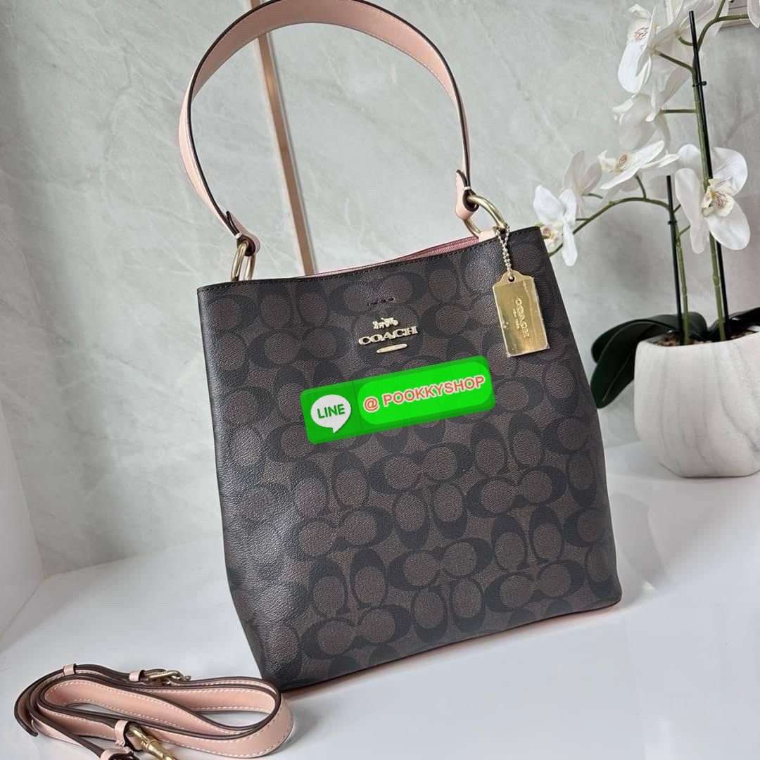 COACH TOWN BUCKET BAG IN SIGNATURE CANVAS (COACH 91512) 🔖 กระเป๋าสะพาย/ถือบัคเกต รุ่นคลาสสิคตลอดกาลไม่เอ้าท์ 🔖วัสดุ: แคนวาส ตัดหนังแท้ 🔖เปิด-ปิด กระเป๋าด้วยกระดุมแม่เหล็ก ภายในช่องโล่ง มีช่องซิปแบ่งตรงกลาง แยกเก็บของได้อย่างเป็นสัด