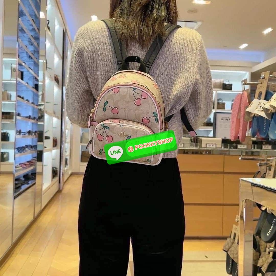 กระเป๋า Coach C8603 – Mini Court Backpack เป็นกระเป๋าเป้ขนาดเล็กที่ออกแบบมาให้เหมาะกับการใช้งานในชีวิตประจำวัน ด้วยดีไซน์เรียบหรูและฟังก์ชันครบครัน
