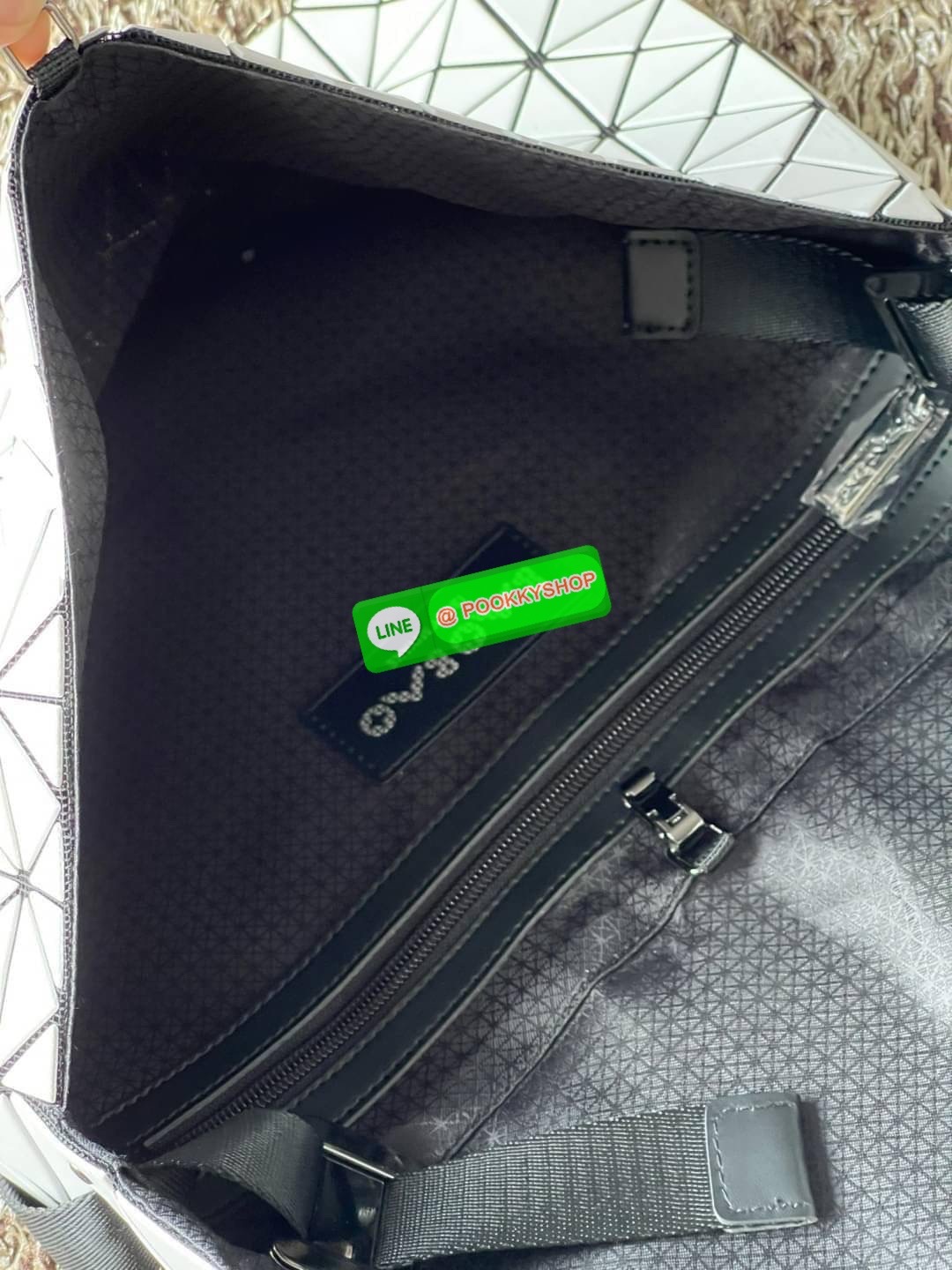 💕Baobao Issey Miyake Prism Sac ชาวมินิมอลทั้งชายและหญิงต้องถูกใจรุ่นนี้ เพราะ Prism Sac เป็นกระเป๋าแบบ unisex ที่มาพร้อมกับความเรียบง่ายของวัสดุเนื้อแมตต์ แต่ให้ลุคสไตล์เท่แบบคูลๆ โดดเด่นด้วยดีไซน์ที่ออกแบบมาให้ใช้งานที่ง่าย ตอบโจทย์ทุกสถานการณ์ฝา