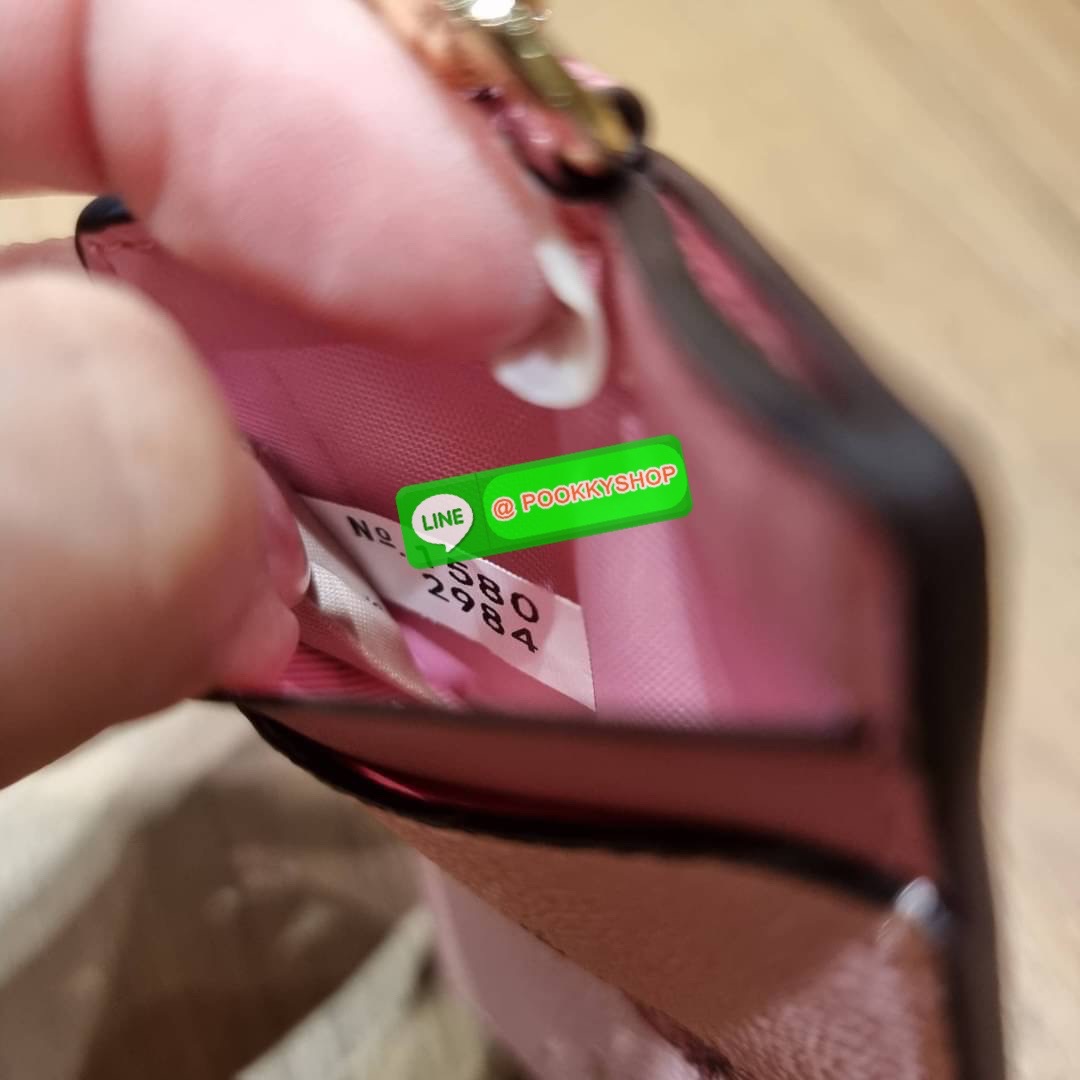 กระเป๋าใส่บัตรคล้องคอ Coach card holder ราคาพิเศษสุดๆ!!! ของหายาก!! ง่ายๆแบบไม่ธรรมดา!! คลาสสิคแต่มีดีเทลโดดเด่น!! กระเป๋าถนอมบัตร พร้อมสายคล้องคอ ดีไซน์ลวดลายสวย ดูดีทุกแบบ ใช้งานง่าย พกพาสะดวก จะใส่บัตรพนักงาน บัตรเครดิต บัตรปชช. ใบขับขี่ และบัตรอื่นๆที