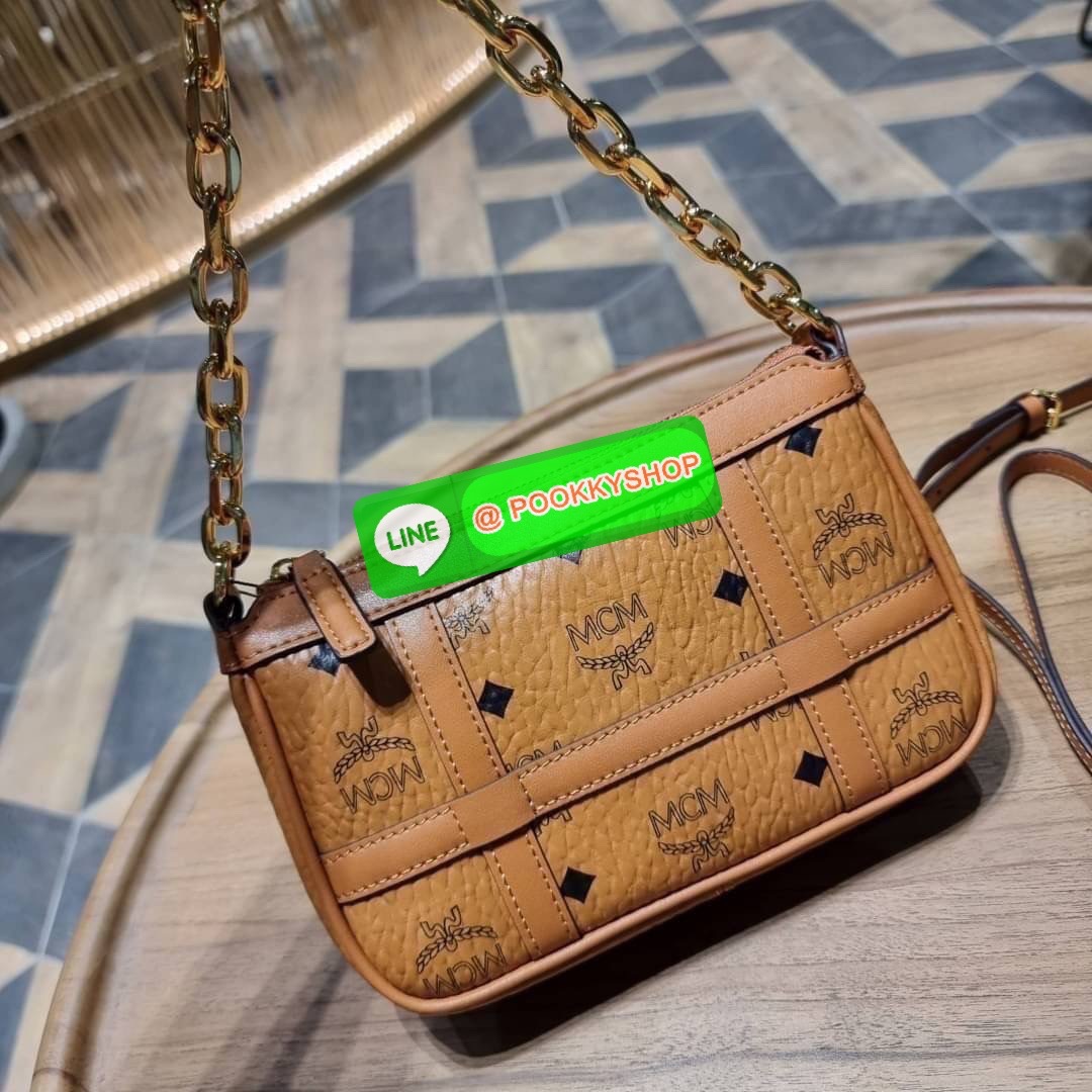 MCM MINI DELMY SHOULDER BAG จัดหนักจัดเต็ม!! ที่สุดของรุ่นที่ฮอตหนักมาก คอลเลคชั่นที่ยอดขายดีตั้งแต่วันแรกที่ลง shop ด้วยรูปทรงที่กะทัดรัด ตอบโจทย์ได้ทุกลุค ทุกไลฟ์สไตล์ ใช้งานได้ง่ายคล่องตัว กระเป๋าสะพายทรงพอช ที่มาพร้อมสายโซ่คล้องด้านหน้า และสายหนังครอส