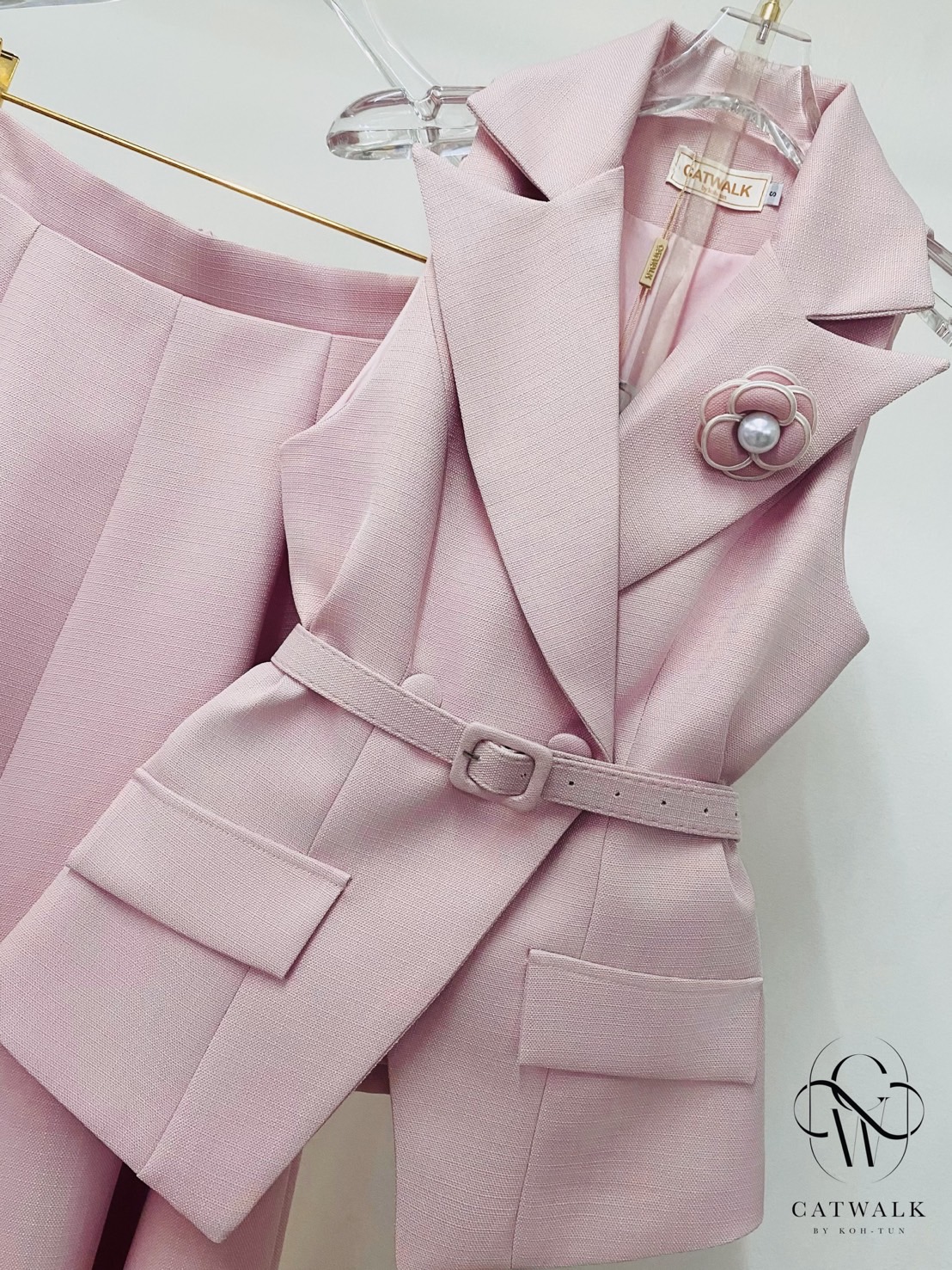 ชุดเซทแฟชั่น เซตสูทแขนกุดเข็มขัด+กระโปรงทรงย้วย เนื้อผ้าเกรดเอ ผ้าทอมีลายในตัว