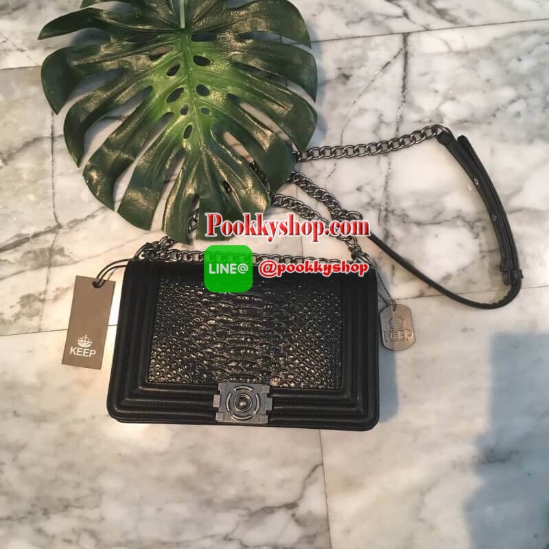 สินค้าขายดี มากี่รอบๆ ก้อหมดเกลี้ยง ทางร้าน ได้กระเป๋า จากแบรนด์ KEEP ทรงเดียวกับ Chanel boy เลย รุ่น KEEP shoulder Luxury small chain bag สวย หรู เท่ มากๆ เลยน๊า กระเป๋าอยู่ทรง ลายหนังจรเข้ สวยงามมากคะ สายโซ่ มีที่รองไหล่ สะพายสบายคะ สายปรับ สั้น ยาวได้ค