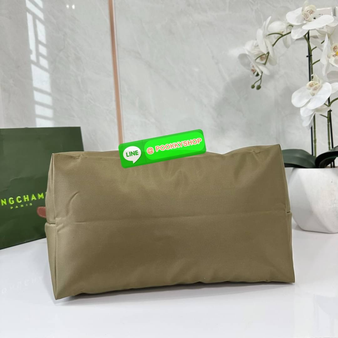 LONHGCHAMP LE PLIAGE ORIGINAL L TOTE BAG 🔖กระเป๋าสะพายไหล่ Le pliage ใบใหญ่ เรียบง่ายจุของได้เยอะ สามารถเก็บเอกสารหรือแล็ปท็อปได้คะ 🔖วัสดุ:ไนลอนเคลือบ 🔖เปิด-ปิดด้วยซิป ภายในกว้าง มีช่องลับแยกคะ 🔖สามารถพับเก็บได้พกพาสะดวกคะ