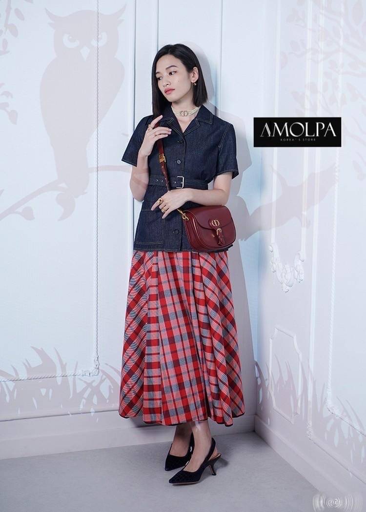 SET TOP+SKIRT CHRISTIAN DIOR DENIM มาให้ช๊อปทั้งเสื้อและกระโปรง สำหรับแบรนด์ CHRISTIAN DIOR คอลเลคชั่นใหม่ งานผ้ายีนส์คุ้มค่าต่อการครอบครองมากกกก สุดคุ้ม ตัวเสื้อเป็นเสื้อคอปกกระดุมหน้า มาพร้อมเข็มขัดยีนส์ หลังปลายเสื้อทออักษร CHRISTIAN DIOR มาพร้อมกระโปร