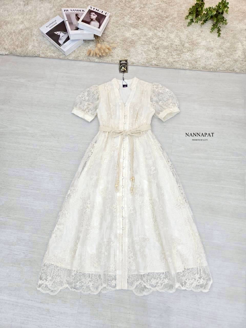 สวยตะโกนเลยค่าา งานเดรสยาว ผ้าลูกไม้แบบพรีเมี่ยมมากๆ นานๆจะมีแบบนี้มาที ใส่ไปดินเนอร์ คาเฟ่ สวยหรูดูดีแน่นอนค่าา ผ้าลูกไม้เค้าดีมากเลยคะ นุ่ม คือไม่คันเลย แล้วซับในยาวด้วย คือเริดด ชอบความที่เค้ามีเชือกผูกเอว มันเข้ากับชุดมาก ทำให้เข้ารูปเก็บทรงสวย ใส่ถ่า