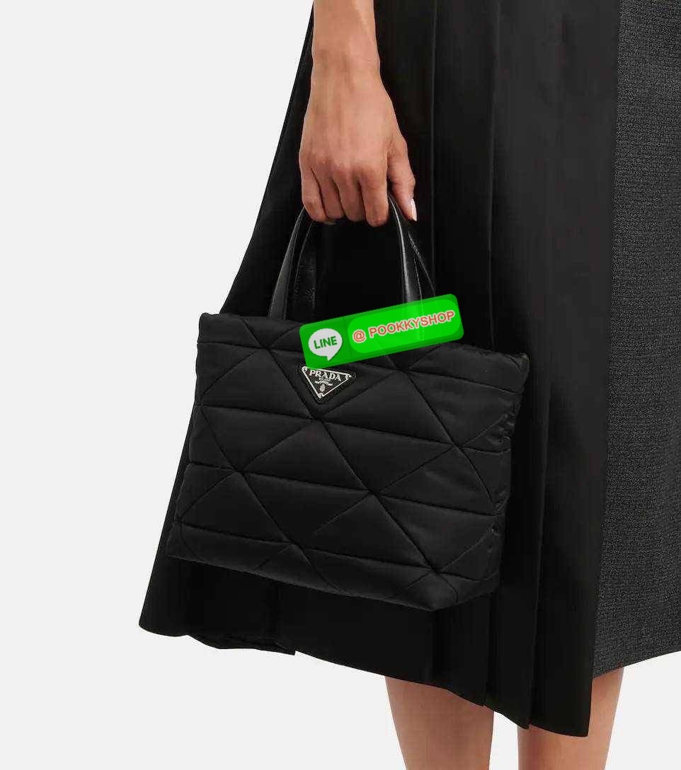 PRADA LEATHER PADDED BAG ใหม่ล่าสุด กับคอลเลคชั่นที่ทำออกมาตอบโจทย์ได้ทุกไลฟ์สไตล์ และเป็นยูนิเซ็กส์ กับกระเป๋าทรงโท้ท ขนาดกำลังดี วัสดุหนังแท้ ตัดเย็บเดินเส้นลายตาราง ปากกระเป๋ามีซิปเปิดปิด ภายในเป็นช่องโล่ง มีช่องแยกให้ มาพร้อมสะพายข้างและใบลูก ให้ได้สน