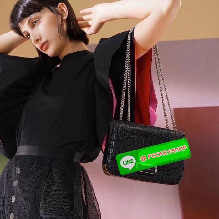 แท้ Outlet Charles&Keith ลายหนังจระเข้ ผิวเงา เปิดปิดแบบบีบคลายล็อค ภายในมีช่องซิป ด้านหลังมีช่องย่อย สะพายสายคู่หรือสายเดี่ยวได้ น้ำหนักเบา