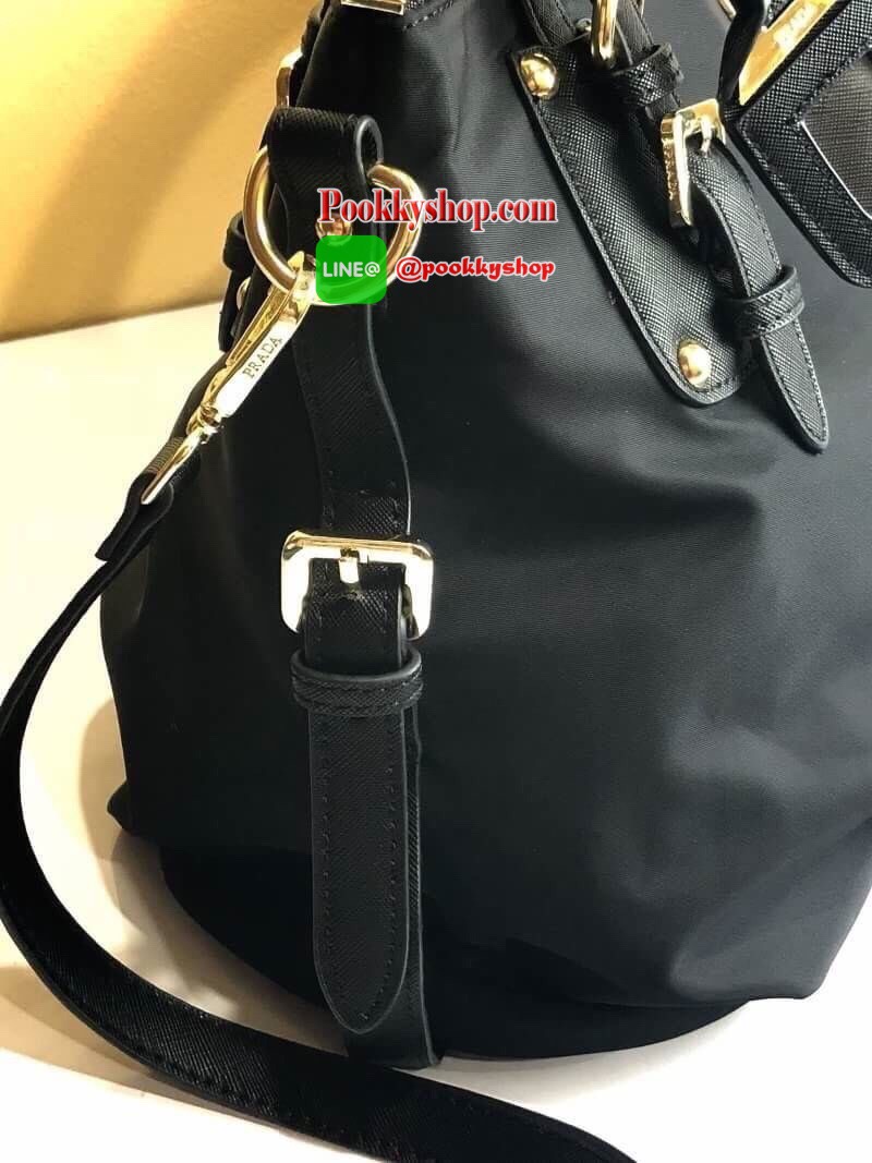 PRADA NYLON BAG WITH ZIP กระเป๋าถือหรือสะพายพรีเมี่ยมกิ้ฟจากเคาน์เตอร์แบรนด์ Limited edition วัสดุ Nylon เนื้อหนาคุณภาพดีตามแบบฉบับแบรนด์ด้านหน้าประดับโลโก้หรู เปิดปิดด้วยซิป ภายใน Polyester 100% มีโลโก้ ช่องซิปจุมากค่ะ สามารถใส่เอกสาร A4 ipad ของใช้ได้เย