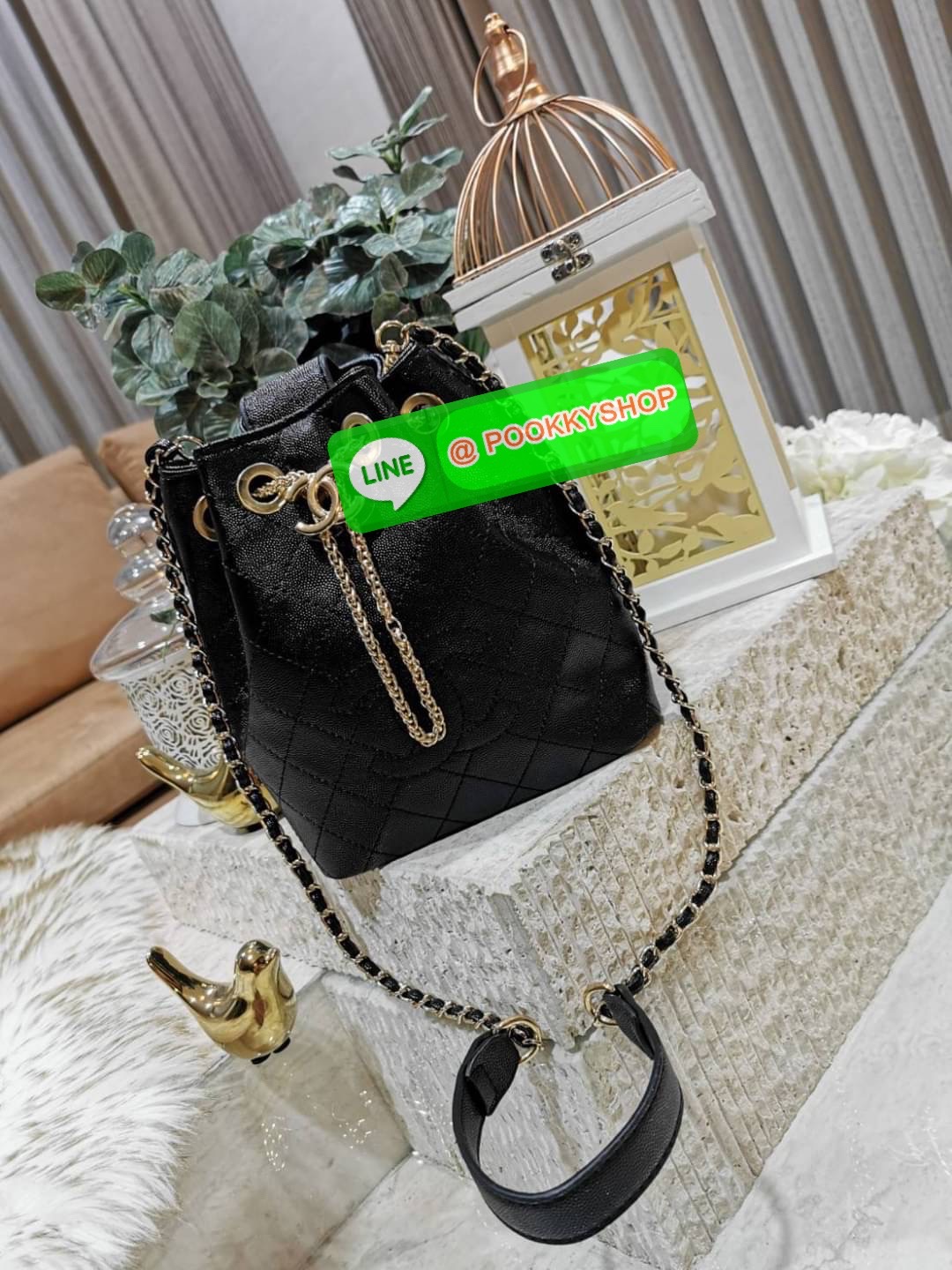 ห้ามพลาด! New! Chanel Bucket Bag With Chain VIP Gift With Purchase (GWP) Limited พรีเมี่ยมกิ๊ฟ Chanel Perfume Counter วัสดุหนังคาเวียร์ลายตารางเปิดปิดแบบ Drawstring และแถบหนังคาดกลางประดับอะไหล่แบรนด์สีทองภายในโล่งกว้างใส่มือถือ iphone ของจุกจิกได้เยอะ มา