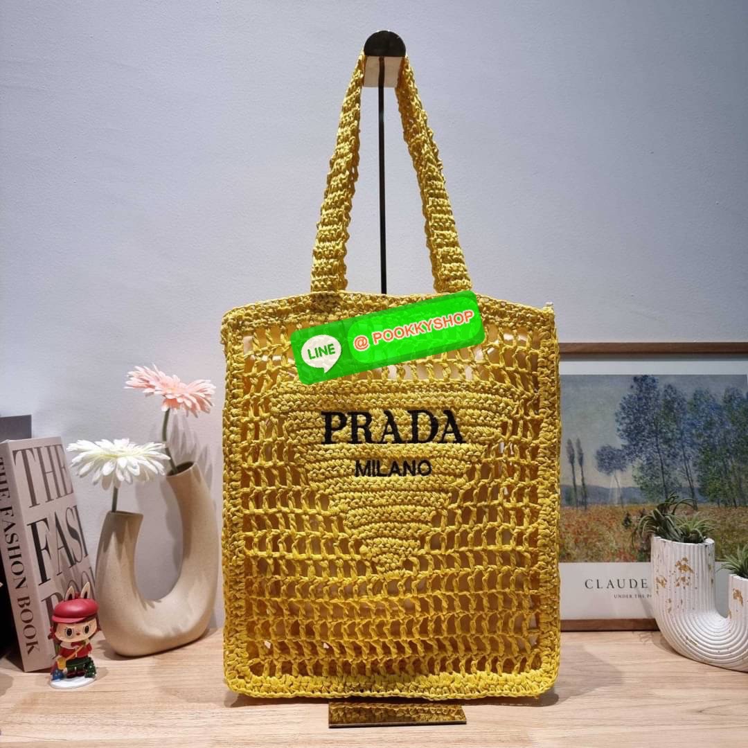 PRADA RAFFIA TOTE BAG สวยไม่ซ้ำใคร สไตล์บีช เหมาะมากกับการสะพายไปเที่ยวทะเล หรือจะใช้ในวันสบายๆก็ตอบโจทย์ กับกระเป๋าสะพายสานใบใหญ่ ตัวกระเป๋าเป็นวัสดุสังเคราห์จากธรรมชาติ สานทอเต็มใบออกมาเป็นลวดลายสวยงาม มีกระเป๋าซับในให้ สำหรับใส่ของเป็นสัดส่วน และรูดปาก