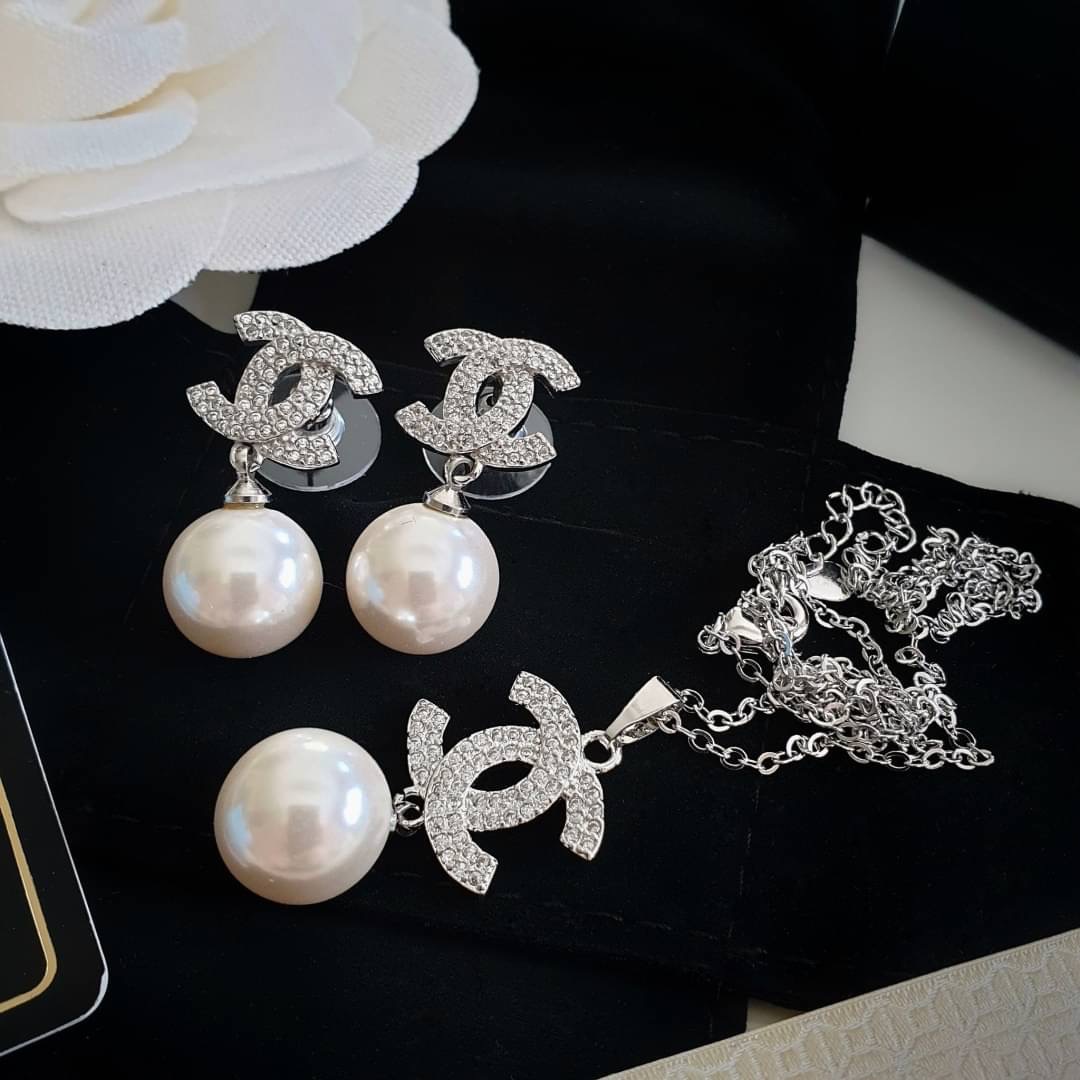 New Arrival !!! Chanel Necklace & Earring สร้อยคอและต่างหูชาแนล งานเพชร CZ แท้ฝังละเอียด รับรองงานสวยมากกกกก ดูหรู ดูผู้ดีสุดๆ งานดี คุณภาพดีมากๆมากๆคะรับประกันความพอใจเลยค่ะ ตัวเรือนสีเงินเงา ไฮโซมากค่ะ คอนเฟิม !!!!! งานชุบ 18KGP ไม่ลอกไม่ดำ Made in Kore
