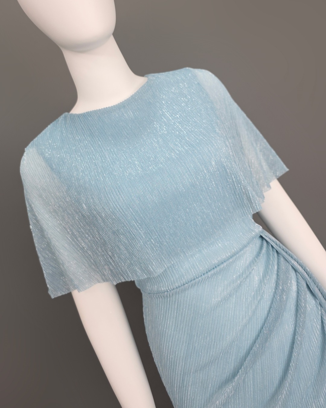 เดรสแฟชั่น เดรสเสื้อคอกลมแขนกุด ดีเทลเป็นเสื้อคลุมไหล่ในตัว