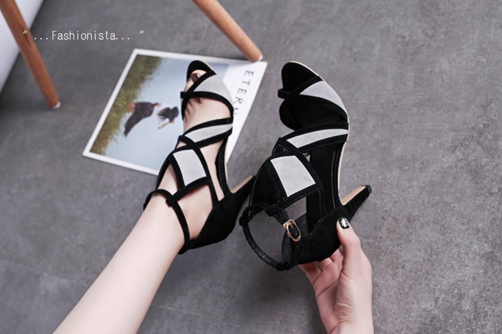 เข้าแล้วค่ะ งาน So Hot ขายดีมาก สวยหรูเซ็กซี่ ใจเต้นรัวๆๆ สินค้าแนะนำ สวยไม่แพ้แบรนด์!! งานหรูหรา คุณภาพเน้นๆ ดีไซน์สวยมากกกก รองเท้าส้นสูง 3.5 นิ้ว วัสดุหนังกำมะหยี่เนื้อคุณภาพดี สวยสะกดทุกสายตา ใส่แล้วช่วยอัพเรียวให้ดูสวยสง่าดูเป็นสาวเซ็กซี่น่าค้นหามากๆ