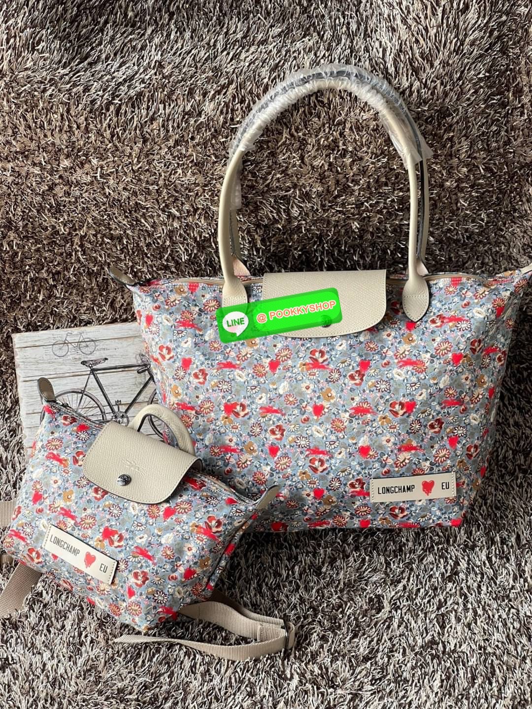 Longchamp x EU Le Pliage tote bag L คอลเลกชันพิเศษจาก Longchamp ที่น่ารักสุดๆ สำหรับซัมเมอร์นี้ กระเป๋ารูปทรงคลาสสิกที่มาในลวดลายและสีที่ออกแบบมาพิเศษ ยังคงความเป็น Le Pliage กระเป๋าสะพายไหล่ทรงTote ใส่ของได้จุอย่างเหลือเชื่อ ยังมีซิปปิดเพิ่มความปลอดภัย น