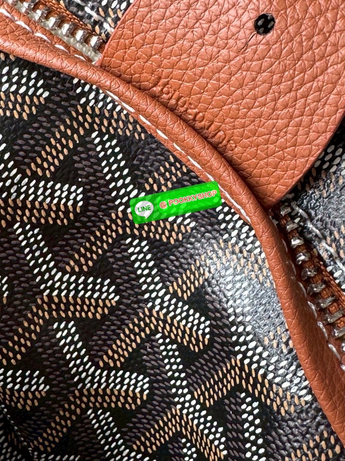 Goyard Artois MM Bag กระเป๋า Artois MM เป็นกระเป๋าที่มีซิปด้านบนเพิ่มคงามปลอดภัย ภายในพื้นที่กว้างเพื่อจัดระเบียบข้าวของของคุณ มันโดดเด่นด้วยฐานด้านล่างทั้งสองมุมเย็บต่อด้วยหนังใช้งานในแบบทางการหรือกึ่งทางการก็ได้