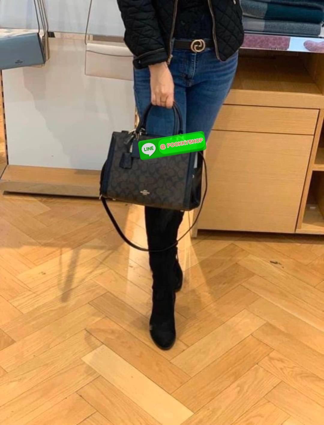 COACH ZOE CARRYALL IN SIGNATURE CANVAS (F87665) กระเป๋าถือหรือสะพาย ผู้ดีคุณนาย วัสดุหนังแคนวาส ตัดขอบหนังแท้ เปิด-ปิดด้วยซิปคู่ ตกแต่งด้วยตัวล็อคแม่กุญแจห้อยด้านหน้า ด้านในเป็นช่องกว้างใส่ของได้เยอะ มีสายสะพายยาว ถอด-ปรับระดับได้ สวย หรู ดูแพงมาก