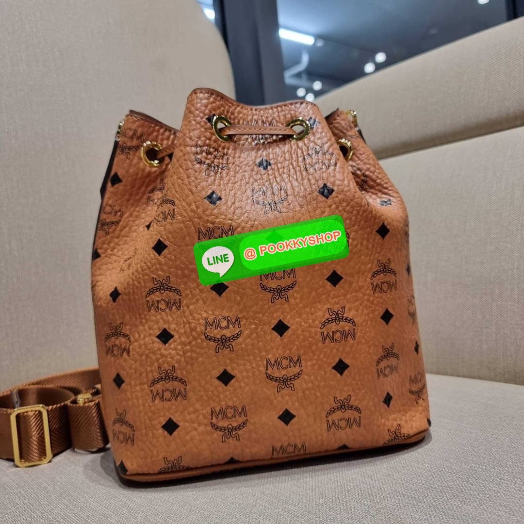 MCM MEDIUM ESSENTIAL DRAWSTRING BAG IN VISETOS กระเป๋าสะพายทรง bucket ไซส์ medium ใบใหญ่กำลังดี รูดเปิด-ปิดด้วยหนัง และยังมีกระดุมแม่เหล็กติดกันของหล่น พิเศษที่มีสายสะพายให้ 2 แบบ สายคล้องไหล่หรือถือได้ และสายสปอร์ตสะพายข้าง วัสดุหนังแคนวาสคุณภาพดี ภายในโ