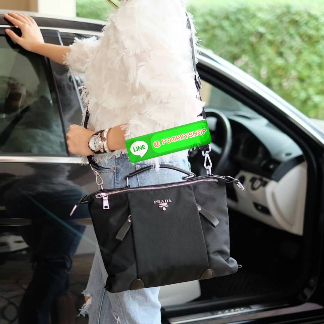 HOT DEAL!!! มาละค้า งานพรีเมี่ยมกิ้ฟ จากเคาเตอร์ต่างประเทศคะ รุ่น LIMITED EDITION ค่า ได้ กระเป๋าอเนกประสงค์ ทำได้ถึงสองทรง จากแบรนด์ PRADA มาค่า เป็น กระเป๋า MATTE CANVAS ใบนี้มีสายยาวให้คะ เลิศมาก สะพายเป็น SHOULDER BAG หรือ ถือได้คะ ด้านหน้ามี LOGO BRA