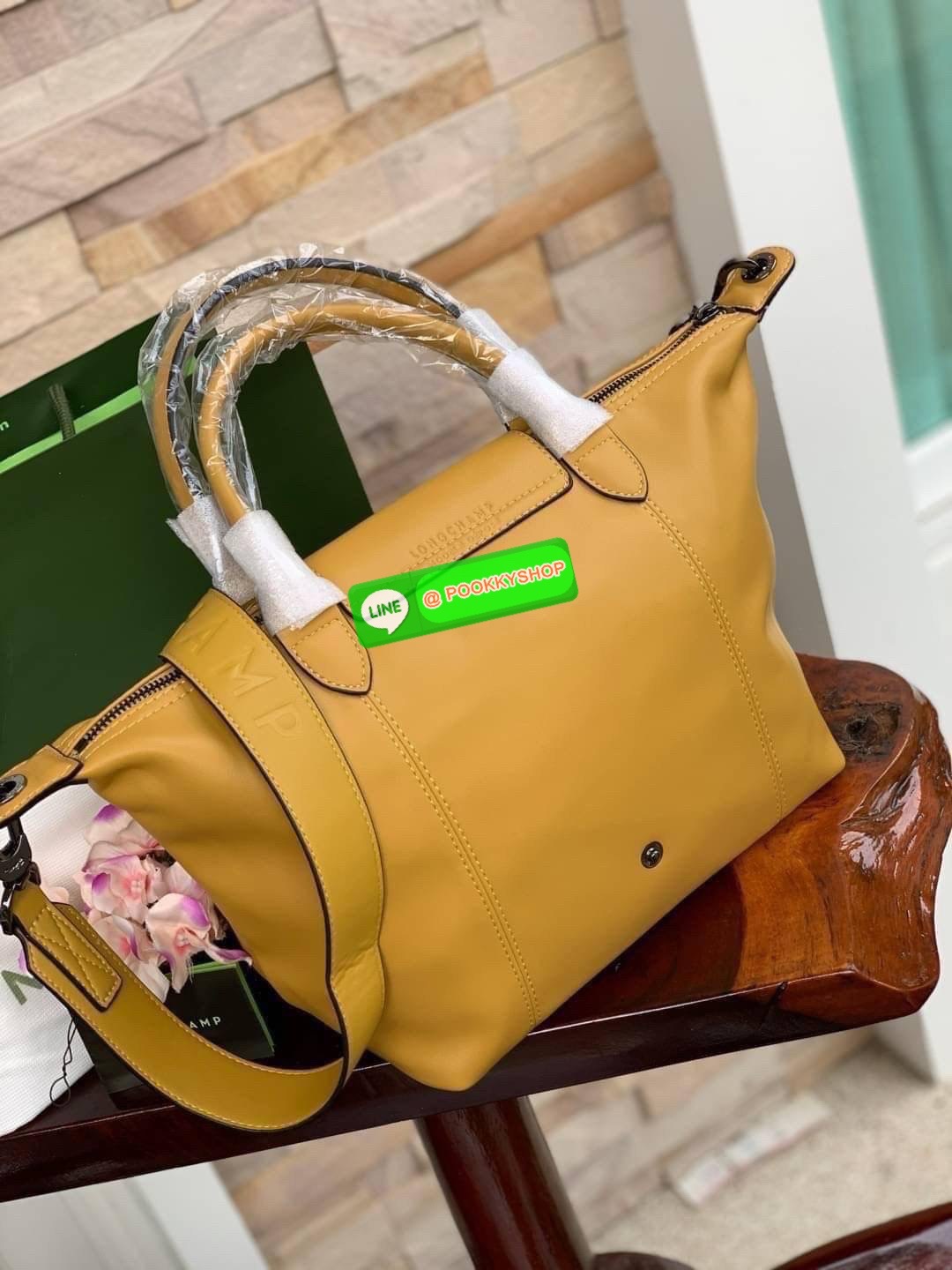 Longchamp LE PLIAGE CUIR TOP HANDLE BAG S เรียกว่าเป็นกระเป๋าอีกหนึ่งรุ่นที่ไม่ว่ายังไงก็ฮอตฮิตและติดเทรนด์ตลอดไม่เคยเปลี่ยนกับ ทรง Le Pliage Cuir หนึ่งในตระกูลกระเป๋าสุดไอคอนิกจากแบรนด์ เมื่อรุ่น Le Pliage Cuir ในรูปแบบของหนังแกะ Metis ได้ถือกำเนิดขึ้นใน