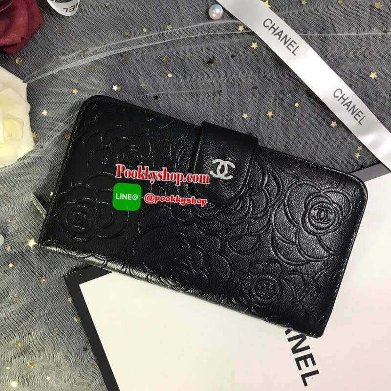 NEW IN!! กระเป๋าสตางค์ใบยาวรุ่น 2 in 1 มีทั้งซิปรอบและฝาพับในตัว อะไหล่เงิน สวยรับทรัพย์จากแบรนด์ Chanel premium for gift วัสดุหนังสังเคราะห์เรียบ ปั๊มลายดอกคามิเลียเต็มใบ สัมผัสนิ่มมือ เปิด-ปิดด้วยกระดุมและซิปรูดรอบใบ ใช้งานง่าย ภายในกระเป๋ามีช่องใส่บัตร