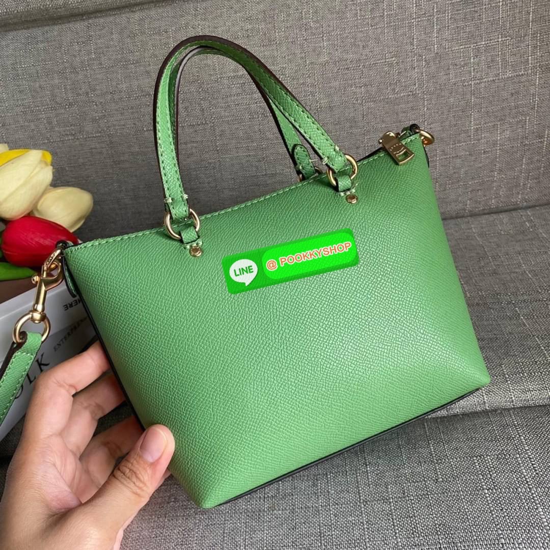 Coach Mini Gallery Crossbody With Stripe Heart Print (coach ca793) กระเป๋าสะพายข้าง เทรนรุ่นเล็กมาแรงวัสดุหนังแท้ทั้งใบ เปิดปิดด้วยซิป มีช่องใส่บัตรเครดิต 2 ช่อง ซับในผ้า สายสะพายถอดได้ สามารถสะพายข้างหรือสะพายไหล่ได้