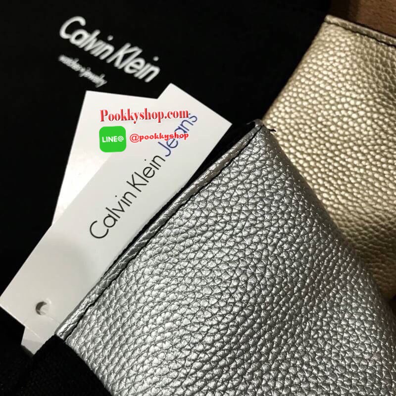 Calvin Klein Jeans Original Tote Bag กระเป๋าสะพายทรง Tote รุ่นแนะนำจาก Calvin Klein Jeans วัสดุ Canvas สีดำตัดด้วยหนังสังเคราะห์ด้านข้างดูมีดีเทล ด้านหน้ามีโลโก้ น้ำหนักเบา ใบใหญ่กำลังดี เปิดปิดด้วยซิปสะดวกใช้ หัวซิปแบรนด์ ภายในมีโลโก้และช่องซิป สามารถใส่