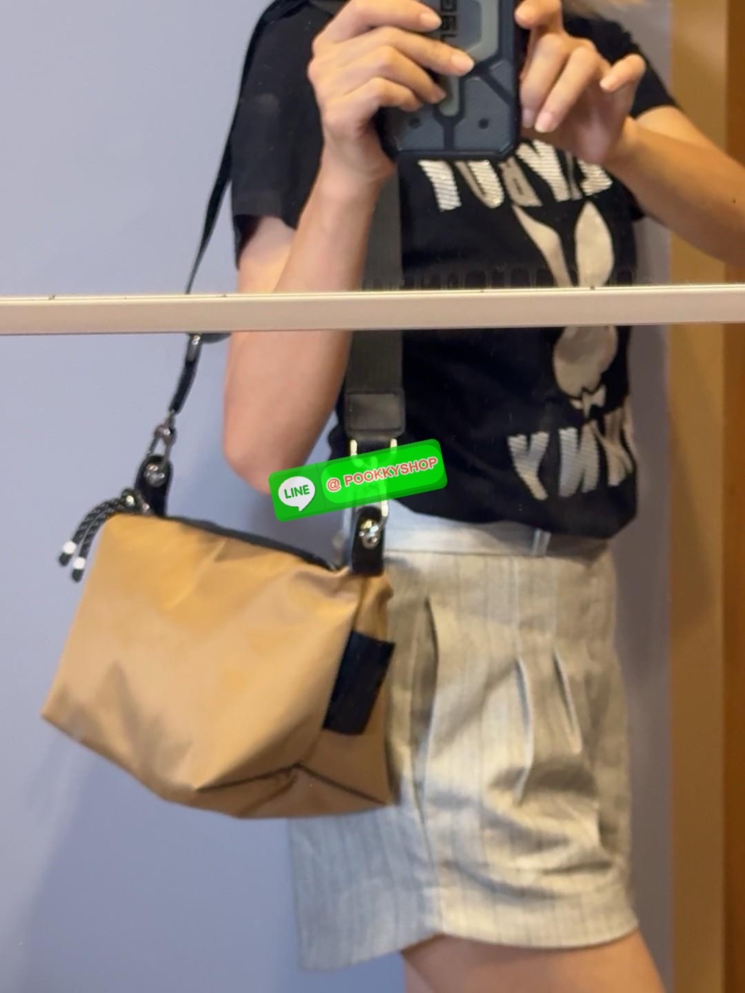 Longchamp LE PLIAGE ENERGY M YOGA BAG คอลเลกชั่นสุดเก๋ของ Longchamp ที่ซึ่งเป็นอีกหนึ่งแฟชั่นมาบรรจบกับกีฬา ออกแบบด้วยรูปแบบการเคลื่อนไหว ประสิทธิภาพ และความทนทานที่หลากหลาย ผลิตด้วยผ้าโพลีเอไมด์รีไซเคิลที่ผ่านการรับรอง ECONYL หัวซิปกันน้ำ มีให้เลือกหลายส