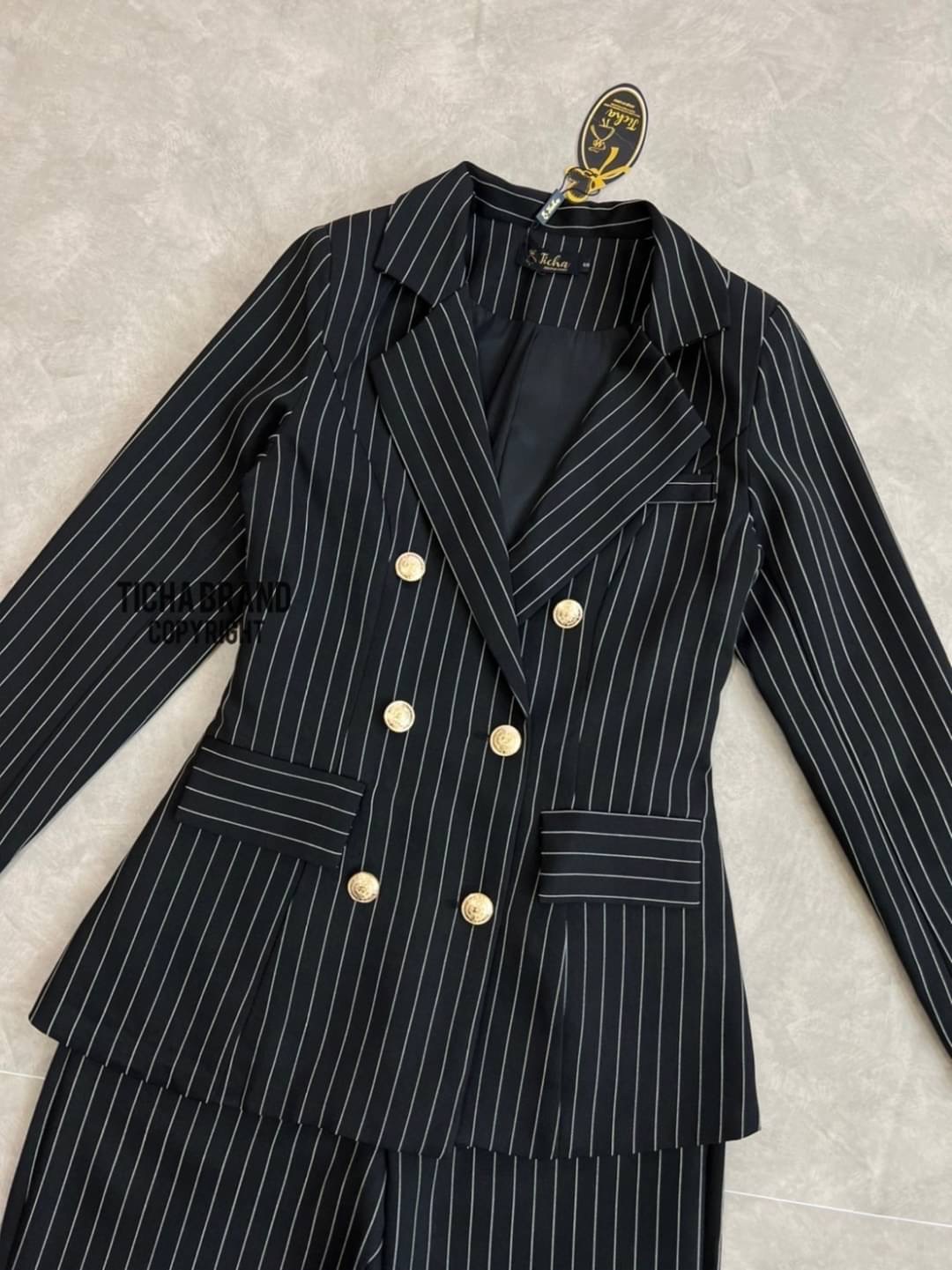 เซตสูทคอปกแขนยาว+กางเกงขายาว มีกระดุมหน้า 2 แถว มีกระเป๋า ทรงพอดีตัว เนื้อผ้าดีมากกกก ใส่สบาย ใส่สวยดูดีเหมือนเซเลปเลยค่ะ ใครกำลังมองหาเซตสูทสวยๆ ใส่ออกงาน ใส่ทำงาน ใส่แล้วดูดี ใส่ได้หลายโอกาส แนะนำเลยค่ะ ราคาเป็นกันเองจัดด่วนๆ สั่งช้าอดสวยยยยยของหมดไวนะค
