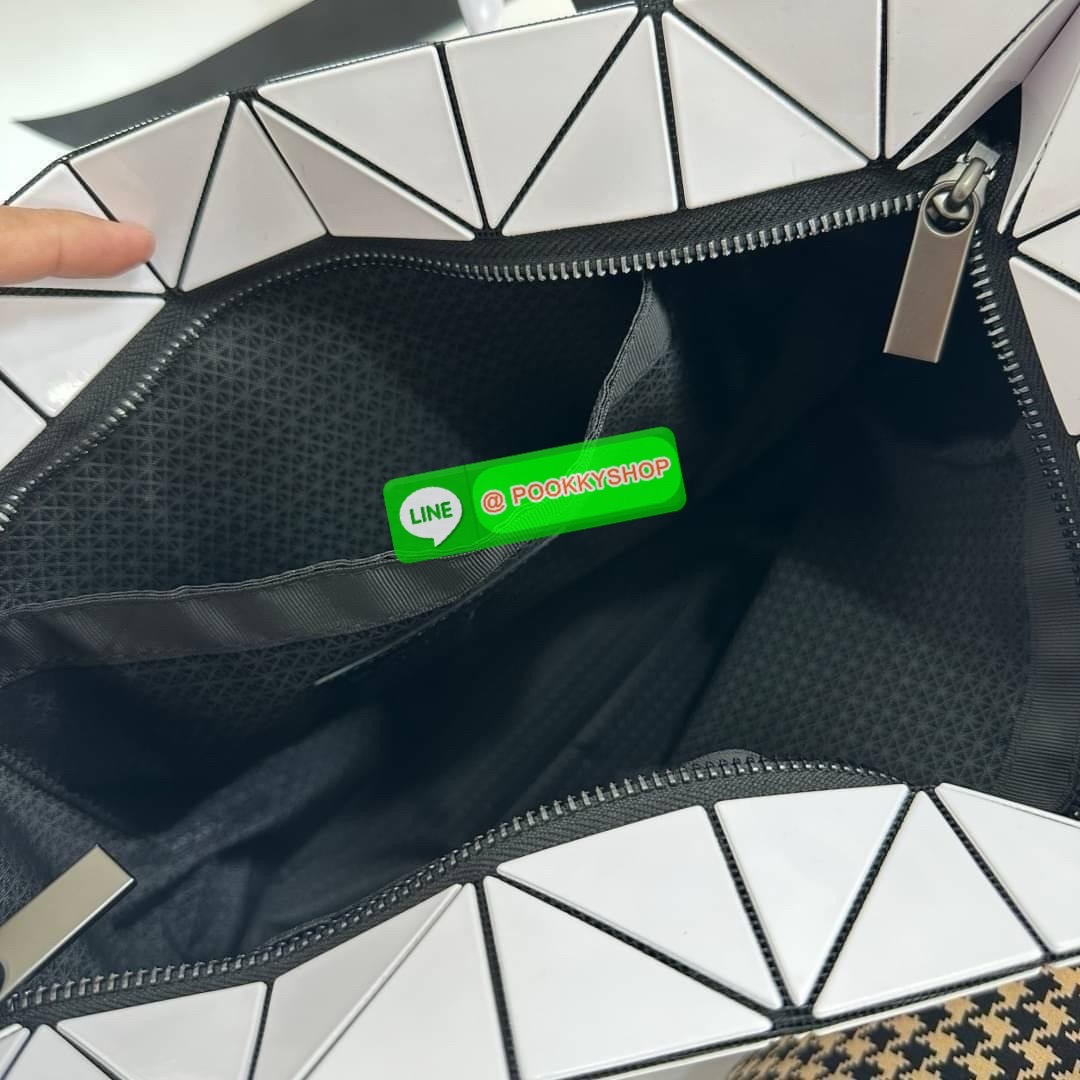 Bao bao Issey Miyake Rock Matte กระเป๋า Bao Bao ซีรีส์นี้จะเป็นทรงสี่เหลี่ยมผืนผ้าและทรงสี่เหลี่ยมจัตุรัส น้ำหนักเบา มีซิปปิดด้านบน ถือเป็นรุ่นที่เหมาะกับการใช้งานในชีวิตประจำวัน สามารถพับมุมและบริเวณด้านล่างของกระเป๋าเพื่อเพิ่มความสะดวกสบายในการใช้งาน ทั