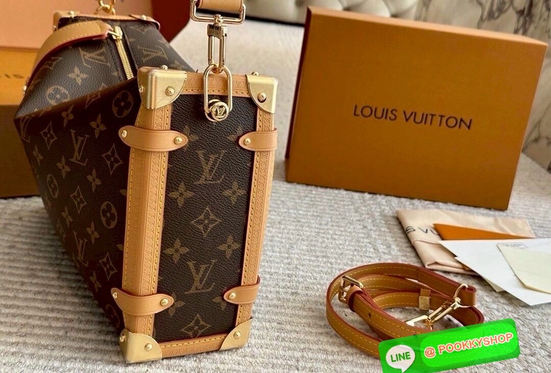 🕊️ พร้อมส่ง | LV Side Trunk MM กระเป๋าสะพายทรงกล่องสุดไอคอนิค ทรงสวยมีเสน่ห์ โดดเด่นด้วยหมุดเข้ามุม ซิปเปิด-ปิดล็อคได้ ภายในเป็นช่องโล่ง มีสายสะพายคล้องแขน คล้องไหล่เก๋ๆ หรือสะพายข้างชิคๆ พร้อมตอบรับได้ทุกลุค ทุกสไตล์ไปเลยจ้า
