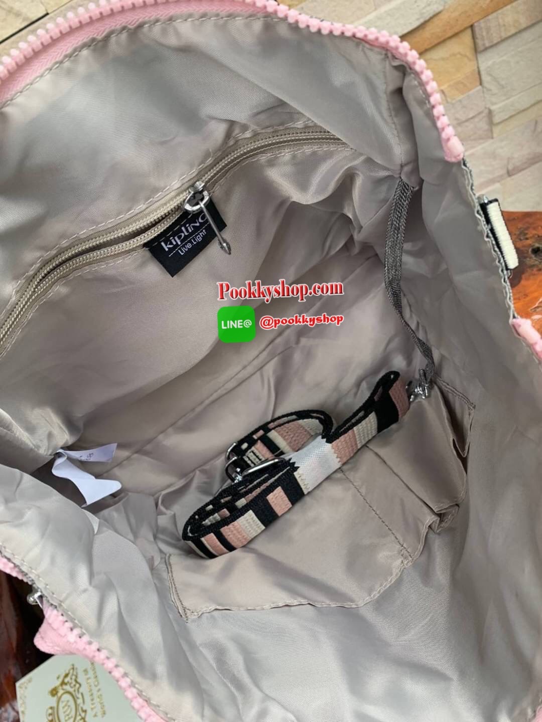 Kipling women’s amiel handbag (k15371) กระเป๋าถือหรือสะพายข้างได้ วัสดุpolyamide100%เปิดปิดกระเป๋าแบบซิปเดียว ภายในมีฐานกว้าง มีช่องซิป ช่องเล็กแยกเป็นสัดส่วนพร้อมสายห้อยกุญแจ ด้านหลังกระเป๋ามีช่องซิปยาวหนึ่งช่องใช้งานได้จริง มาพร้อมสายสะพายถอดออกได้ ปรับ