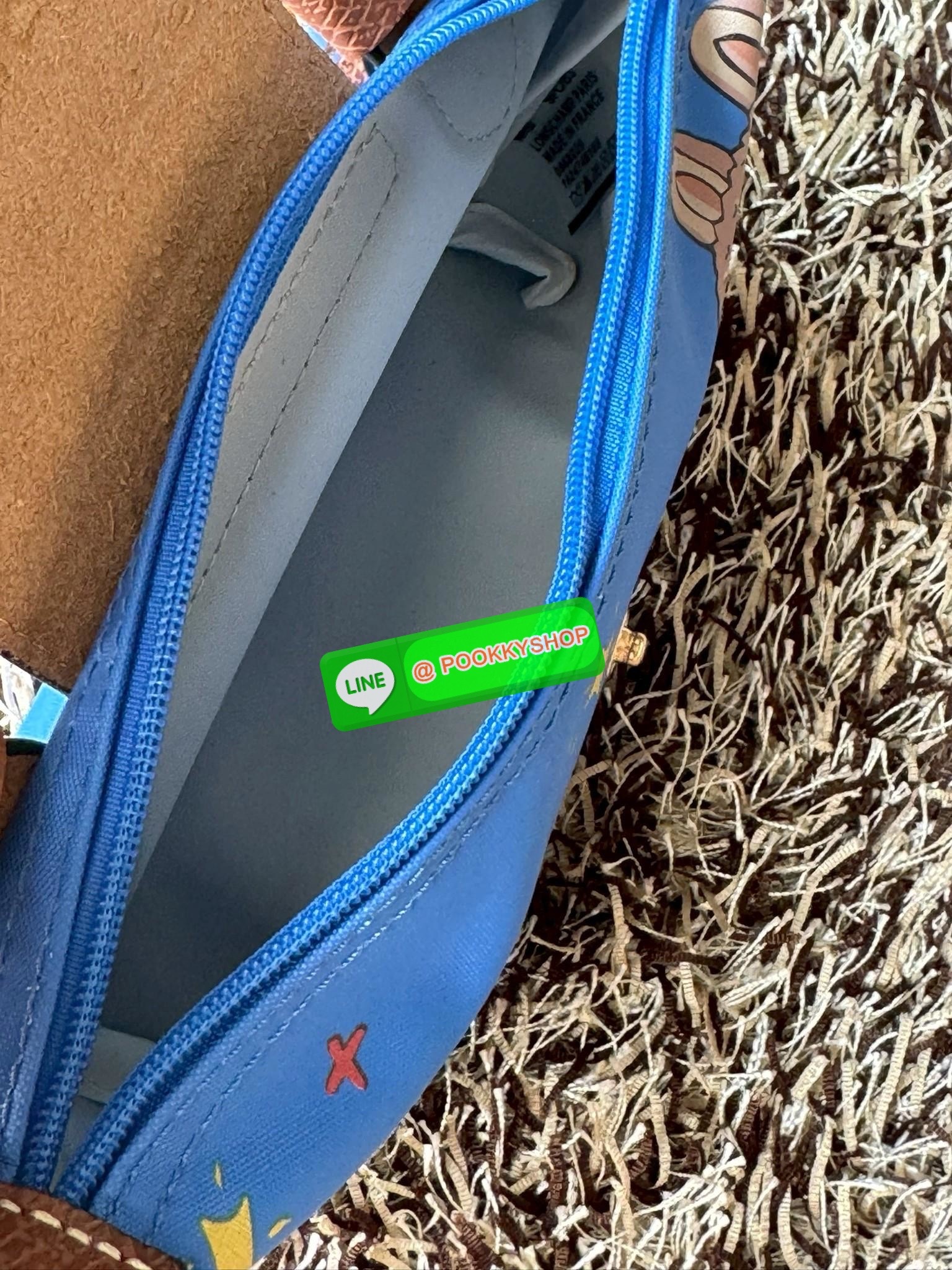 LONGCHAMP LE PLIAGE ORIGINAL X Labubu Pouch with handle เป็นการร่วมงานกัระหว่างแบรนด์ และยังกระเป๋าถือขนาดมินิทรงpouch ที่ด้านหน้ามีลวดลายน้องลาบูบู้ในแบบต่างๆ เปิดปิดระบบสองชั้น ได้ว่าของด้านในมีความปลอดภัย เหมาะอย่างยิ่งสำหรับสาวๆที่ชอบกระเป๋าขนาดมินิไซ