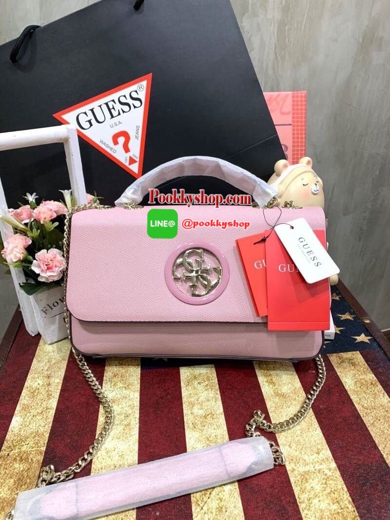 Guess Open Road Crossbody bag กระเป๋าสะพายข้างรุ่นใหม่ชนช้อปจากGuess สะพายได้ทั้งสายคู่และสายเดี่ยวในสไตล์ครอสบอดีร์ก็ได้ สายสะพายโซ่ต่อหนังไม่เจ็บบ่า วัสดุหนังsynthetic เปิดปิดด้วยกระดุมแม่เหล็ก2ตำแหน่ง ภายในใช้งานหลัก ช่องมือถือ และช่องซิป ใส่มินิไอแพค/