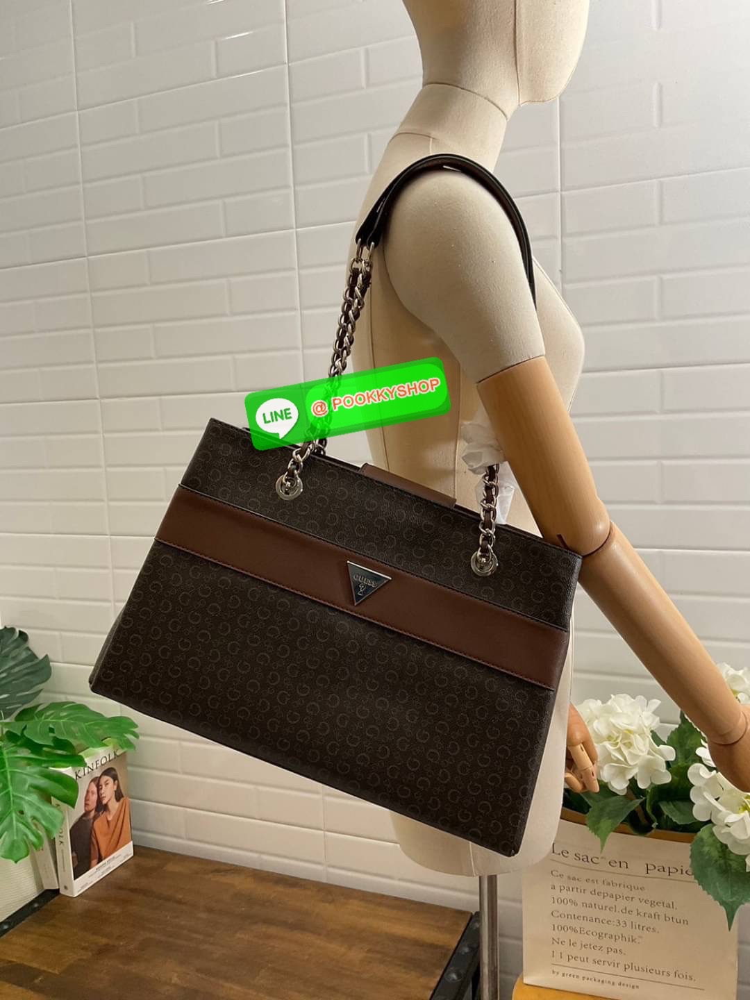 GUESS กระเป๋าสะพายผู้หญิง รุ่น SV859606 VIOLET SATCHEL กระเป๋าถือหรือสะพายสินค้านำเข้าจาก GUESS FACTORY รุ่นยอดนิยม ลายโลโก้ รอบใบ หนัง faux-saffiano หนังคุณภาพดี ตั้งอยู่ทรง สายโซ่ทองต่อหนังสะพายไม่เจ็บไหล่ โลโก้แบรนด์ สวยโดดเด่นที่กระเป๋าด้านหน้า เปิดปิ