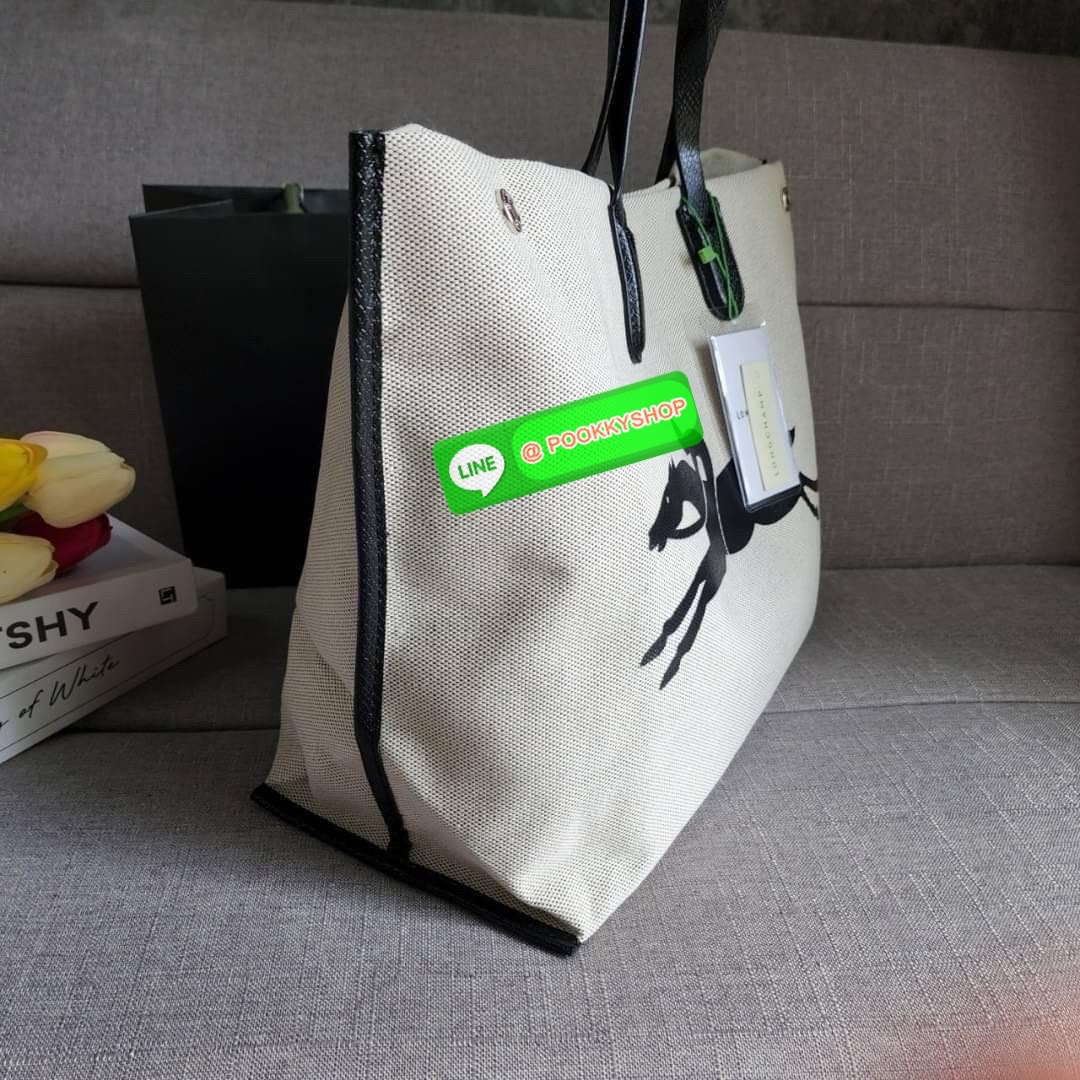 LONGCHAMP ESSENTIAL TOILE SHOULDER BAG L ECRU กระเป๋าสะพายไหล่ ใบใหญ่ สาวสายแบกไม่ควรพลาด ใส่เอกสาร แล็บท๊อป แฟ้มงานหรืออื่นๆใบเดียวจบคะ กระเป๋ามีความยืดหยุ่นและน้ำหนักเบา ปิดด้วยระบบสแน็ปอิน Longchamp ได้ปรับปรุงไลน์ผลิตภัณฑ์ ROSEAU อันเป็นสัญลักษณ์ใหม่ท