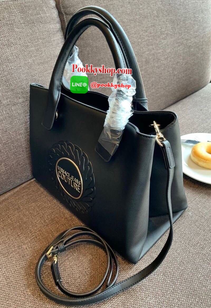 New arrival !! VERSACE JEANS COUTURE HAND BAG 2019 กระเป๋าถือ//สะพายข้างได้ วัสดุหนังเรียบ ผิวลื่น น้ำหนักเบา ด้านหน้ามีโลโก้แบรนด์หรู เปิดปิดปากกระเป๋าแบบกระดุมแม่เหล็ก แบ่งเป็น2ช่องใหญ่ใส่ของนะค่ะ แต่ละช่องกว้างมากทีเดียว มีช่องซิปและช่องเล็กใส่จองจุกจิ