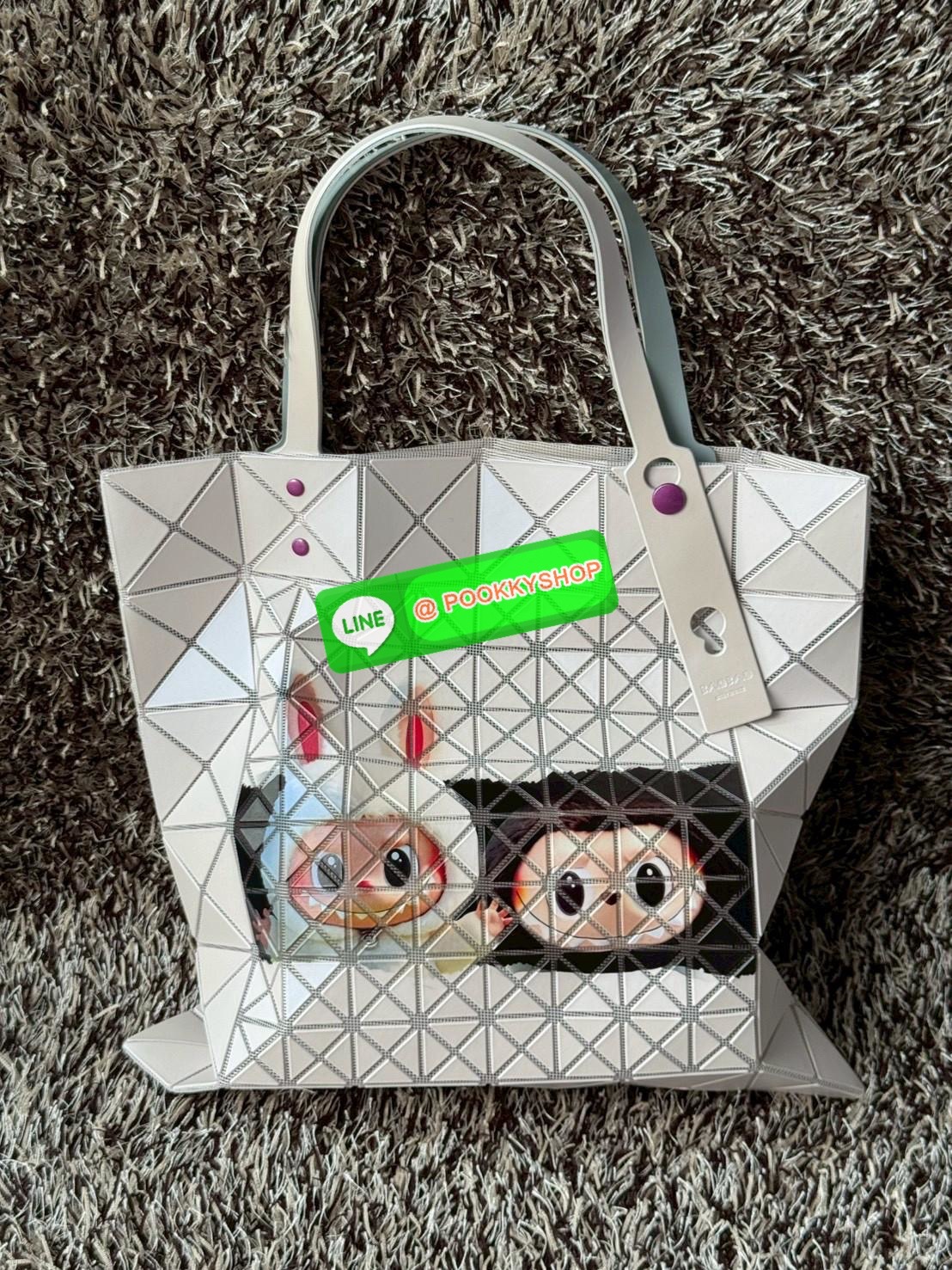 Baobao Issey Miyake x Labubu tote bag อีกหนึ่งซีรีย์สุดลิมิเตทที่น่าสะสม กำลังเป็นกระแสสำหรับ Labubu อาร์ตทอยชื่อดังที่ทุกคนรู้จัก นำมาผสมผสานให้เป็นกระเป๋าทรง tote bag ที่เหมาะกับการใช้งานในชีวิตประจำวัน ด้วยขนาด13นิ้ว ทำให้ใส่สิ่งของได้ครบครัน รวมถึงเอก