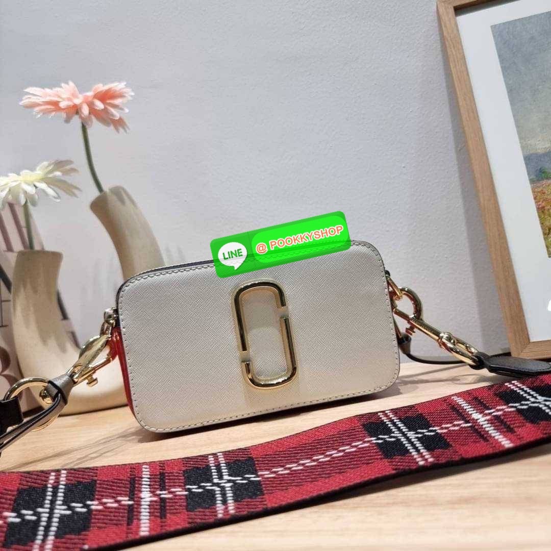 MARC JACOBS THE SNAPSHOT CAMERA BAG ไอเท็มยอดฮิตที่โดดเด่นเป็นเอกลักษณ์ กับกระเป๋าสะพายข้างสุดปัง เรียกได้ว่าไม่ซ้ำใคร!! วัสดุหนังวัว สวยอยู่ทรง เปิด-ปิดกระเป๋าด้วยซิป มีซิปหลัก 2 ช่อง แบ่งสัดส่วนไว้ดีมาก มาพร้อมสายสะพายสปอร์ตเส้นใหญ่ ที่ออกแบบโทนสีมาให้เ