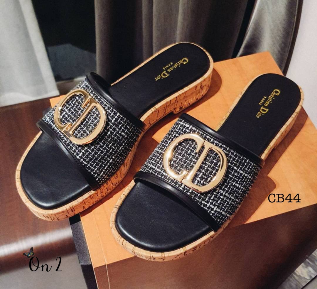 Dior shoes รองเท้าแตะสวมเสริมส้นหนา หน้าประดับอะไหล่ CD พื้นปั้มแบรนด์ทรงสวยใส่สบายพร้อมส่ง2 สี