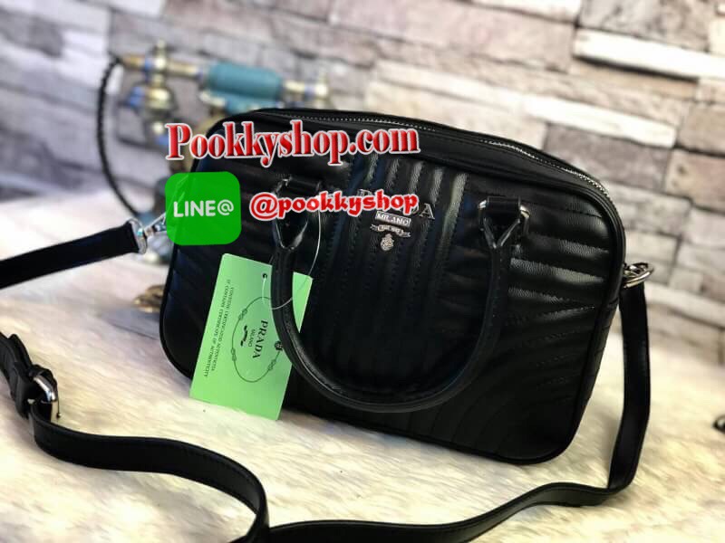 Prada Small Leather Shoulder Bag 💯 กระเป๋าสะพายขนาดกำลังดี สวยหรูอยู่ทรงด้านหน้าประดับโลโก้อะไหล่ มาพร้อมสายสะพายหนัง ภายในมีป้ายหนังโลโก้ ช่องซิปและช่องเล็ก ซับในสกรีนลายตามแบบฉบับของแบรนด์ ใส่มือถือ ipad mini ,iphone8+ กระเป๋าสตางค์ยาว ของจุกจิก