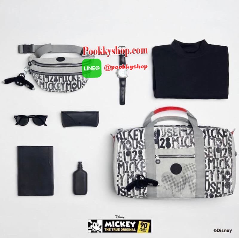 Kipling Disney's 90 Years Of Mickey Mouse Duffel Bag (TAGALONG) กระเป๋าถือใบใหญ่ ด้านหน้าและด้านข้างมีช่องซิปใส่ของจุกจิก เปิดปิดด้วยซิปเดียวด้านบน ใบใหญ่ ใส่เสื้อผ้าออกทริป เล่นกีฬาได้หลายชุด มาพร้อมสายสะพาย ใบเดียวทั้งเที่ยว ทั้งเล่นกีฬา ห้ามพลาดนะ